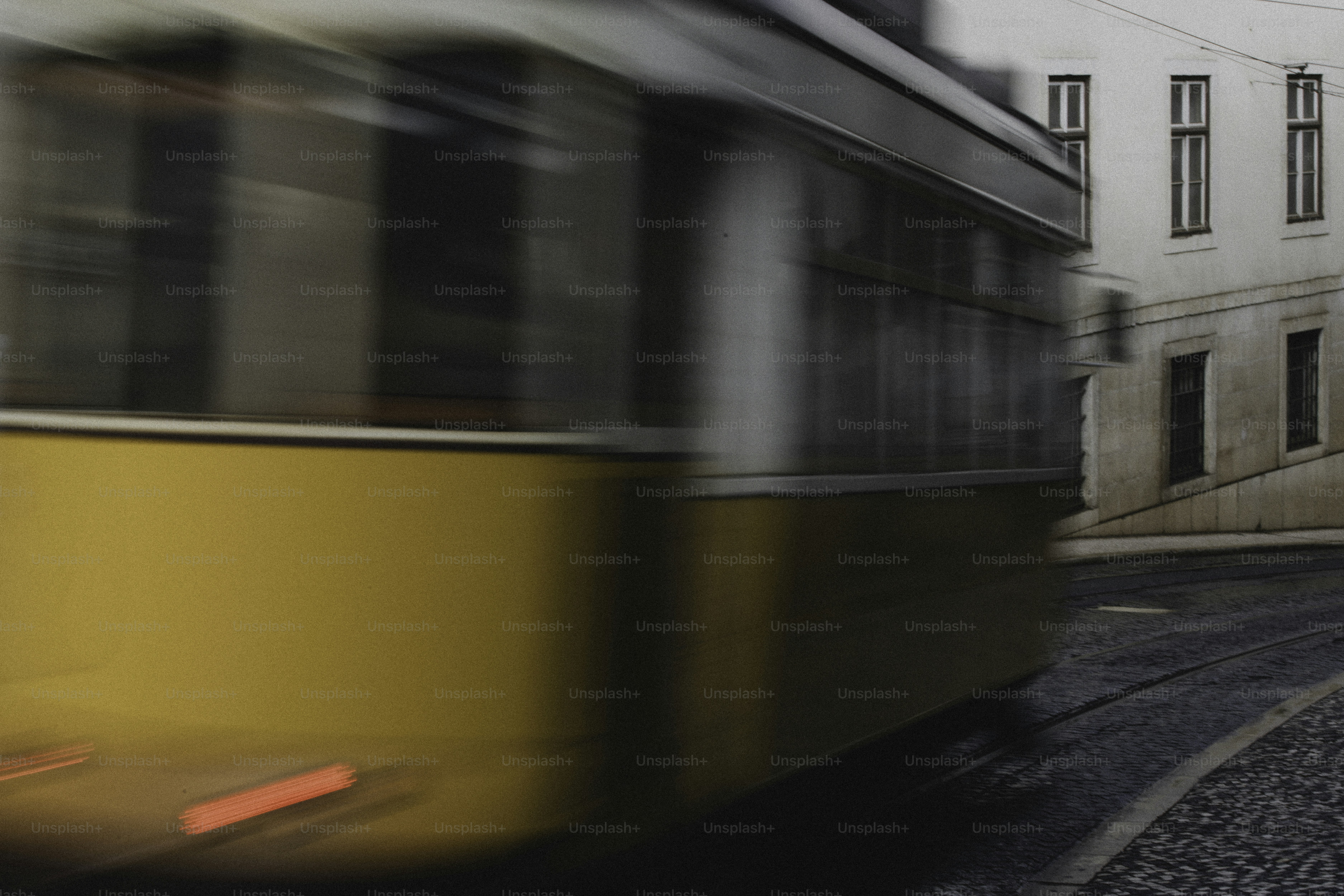 Gelbe Straßenbahn fährt schnell auf der Stadtstraße