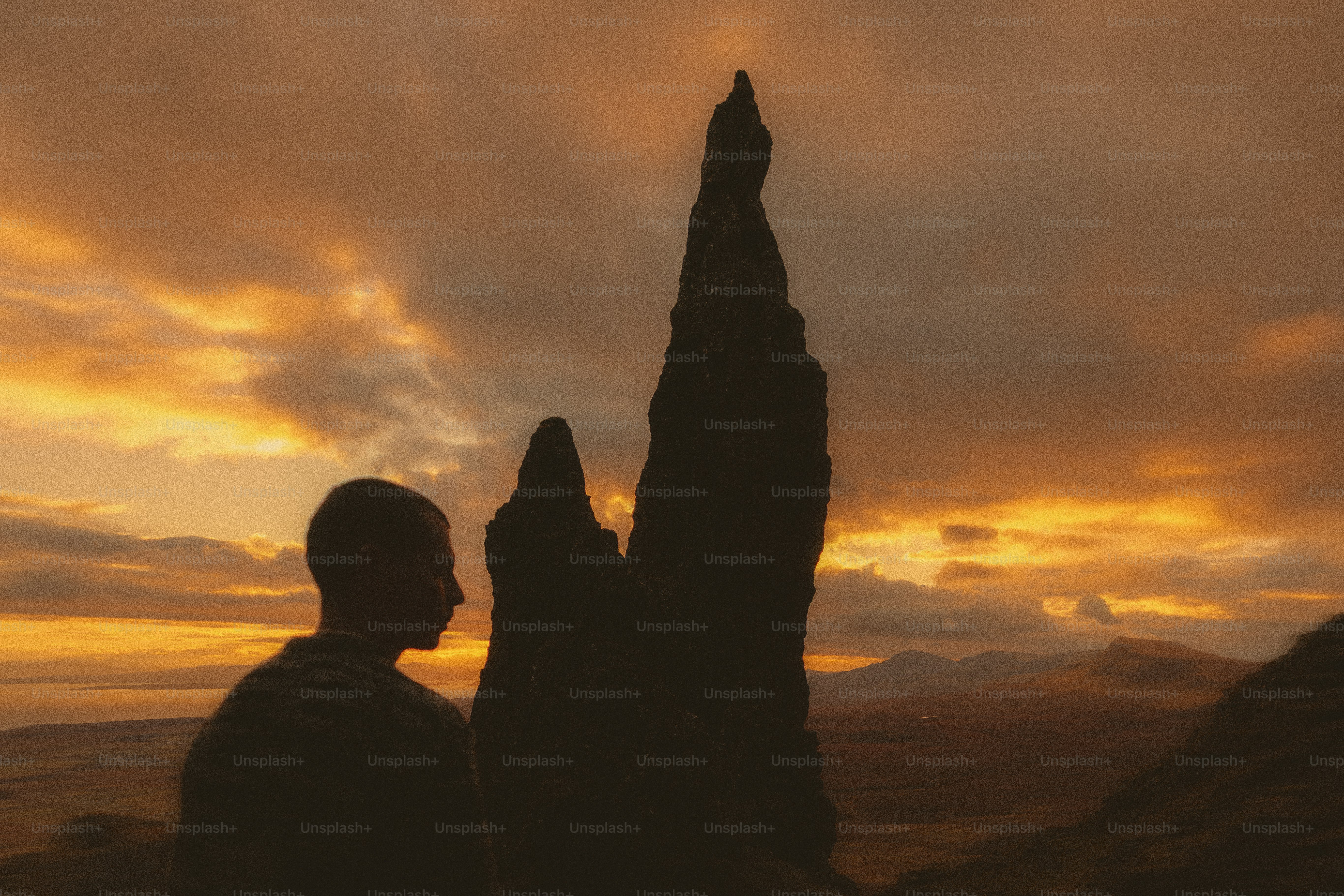 Silhouette einer Person vor einem dramatischen Sonnenuntergangshimmel.