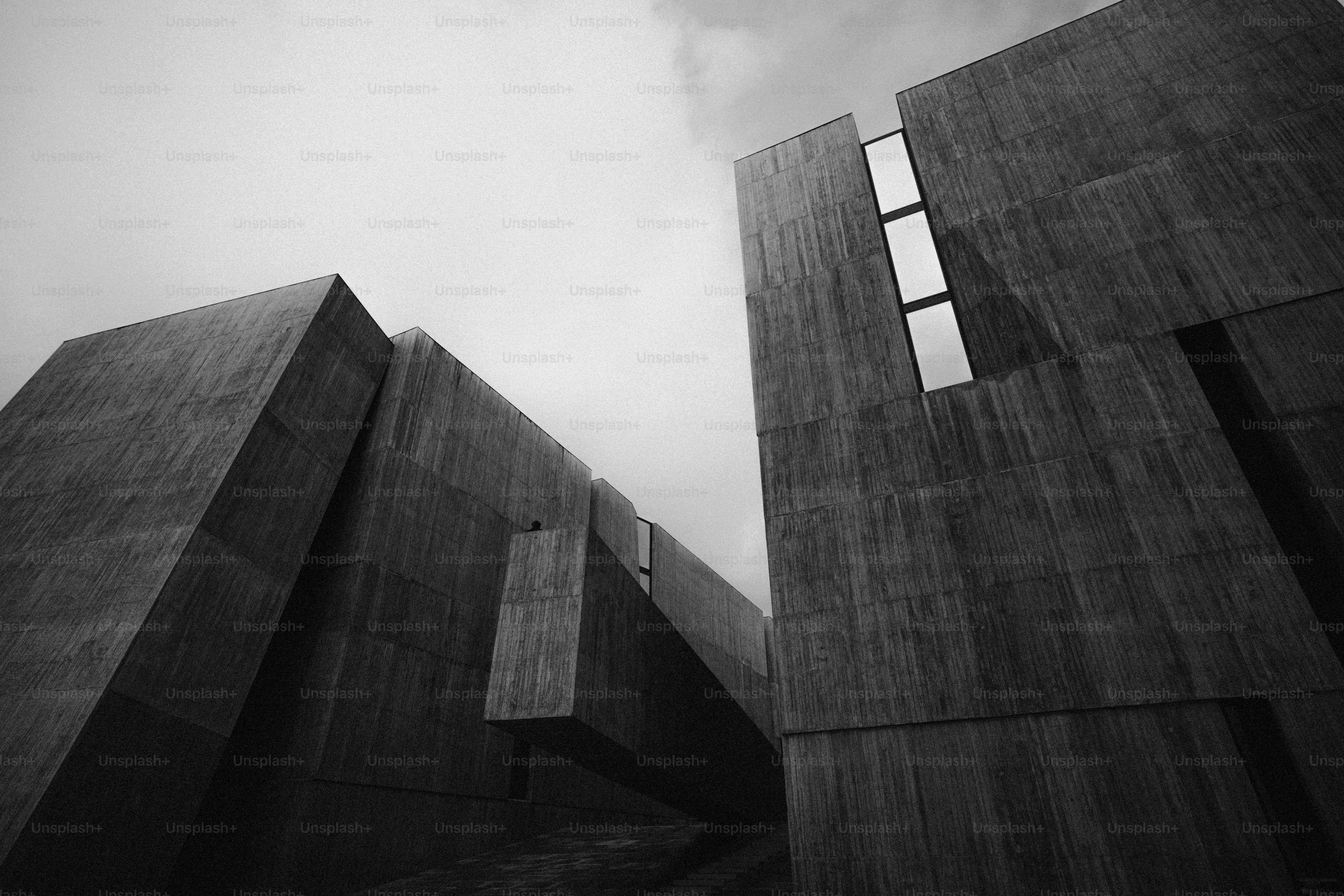 Geometrische Betonstrukturen vor einem bewölkten Himmel