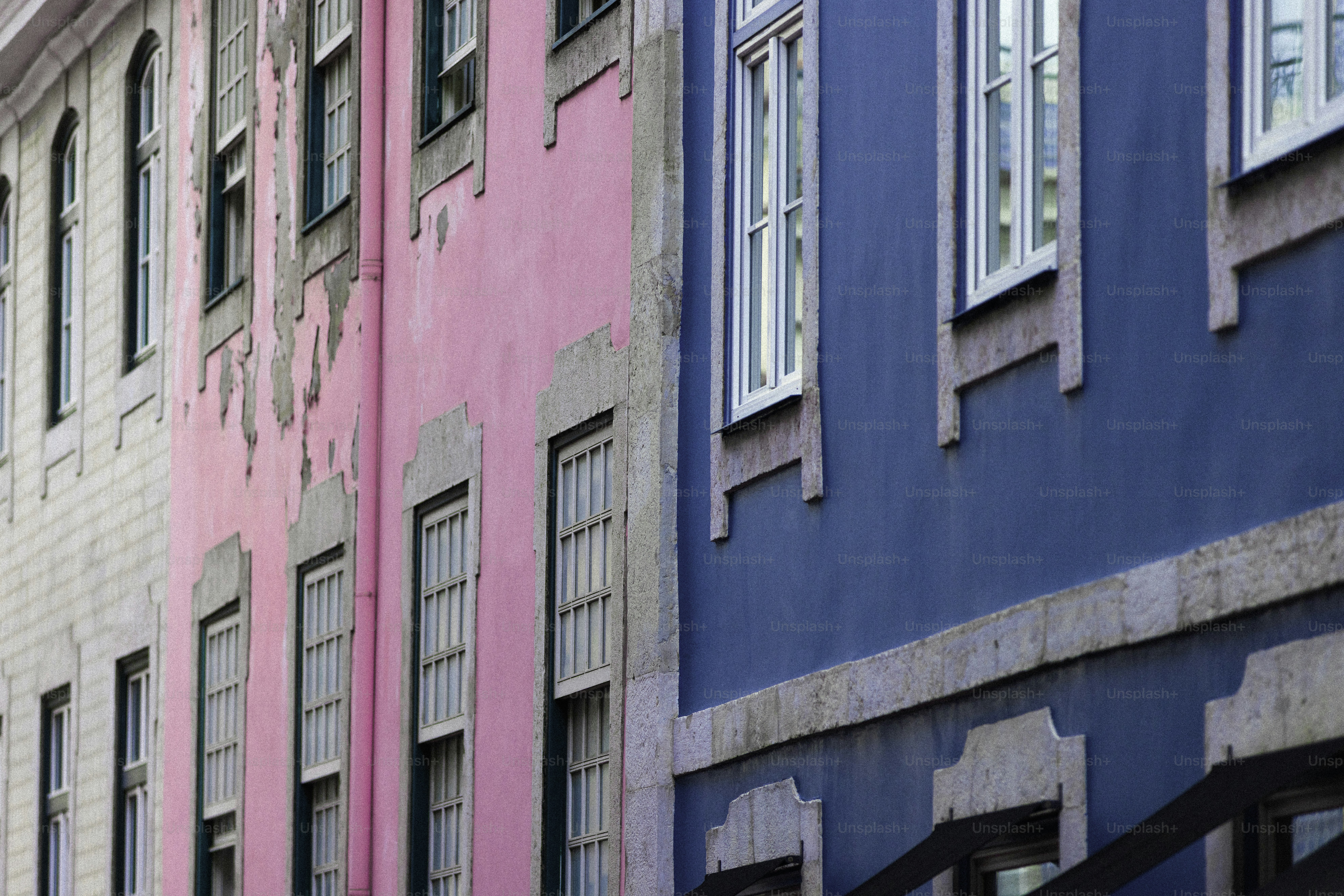 Edificios coloridos con ventanas blancas en fila