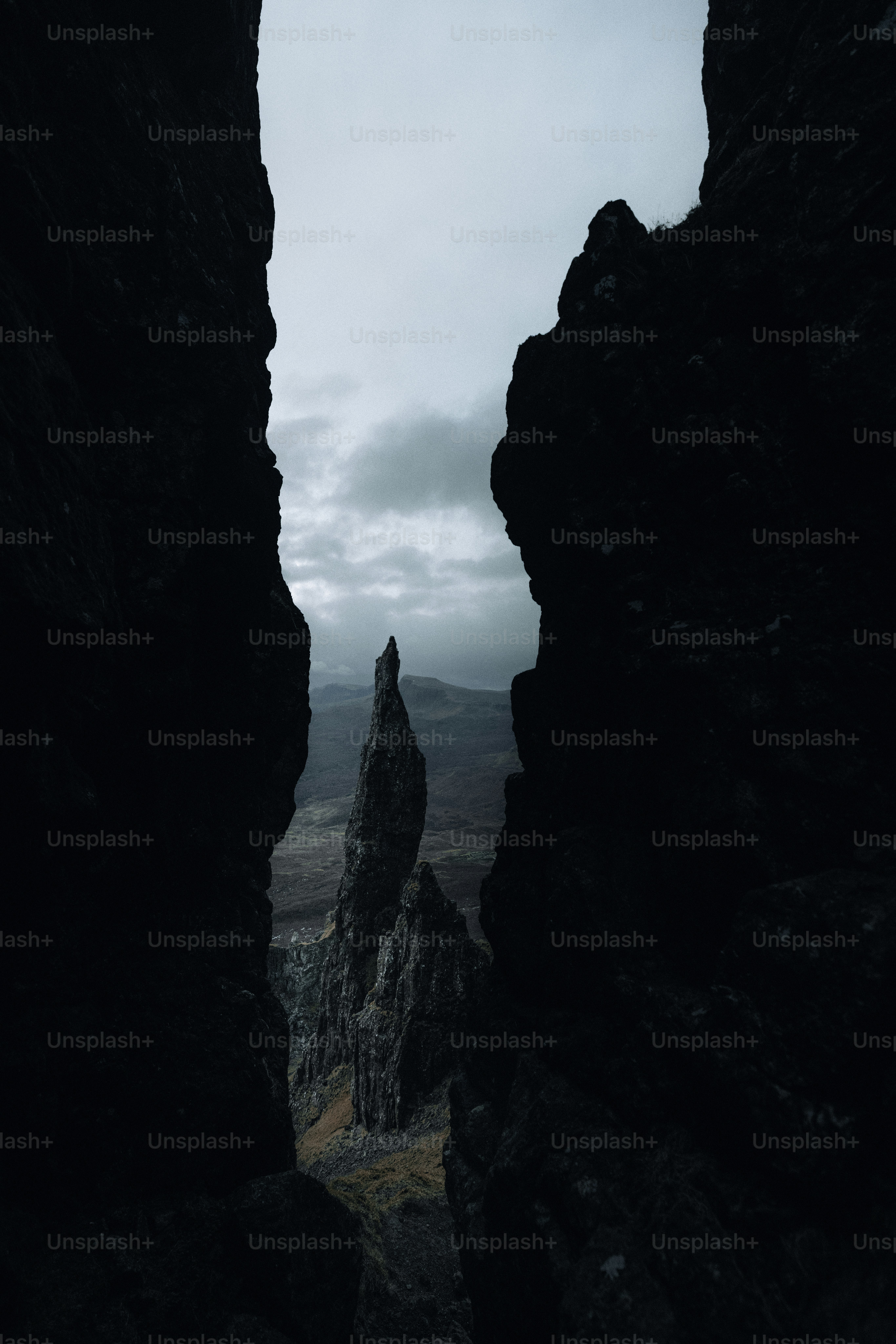 Dramatische Felsformation vor einem wolkigen Himmel