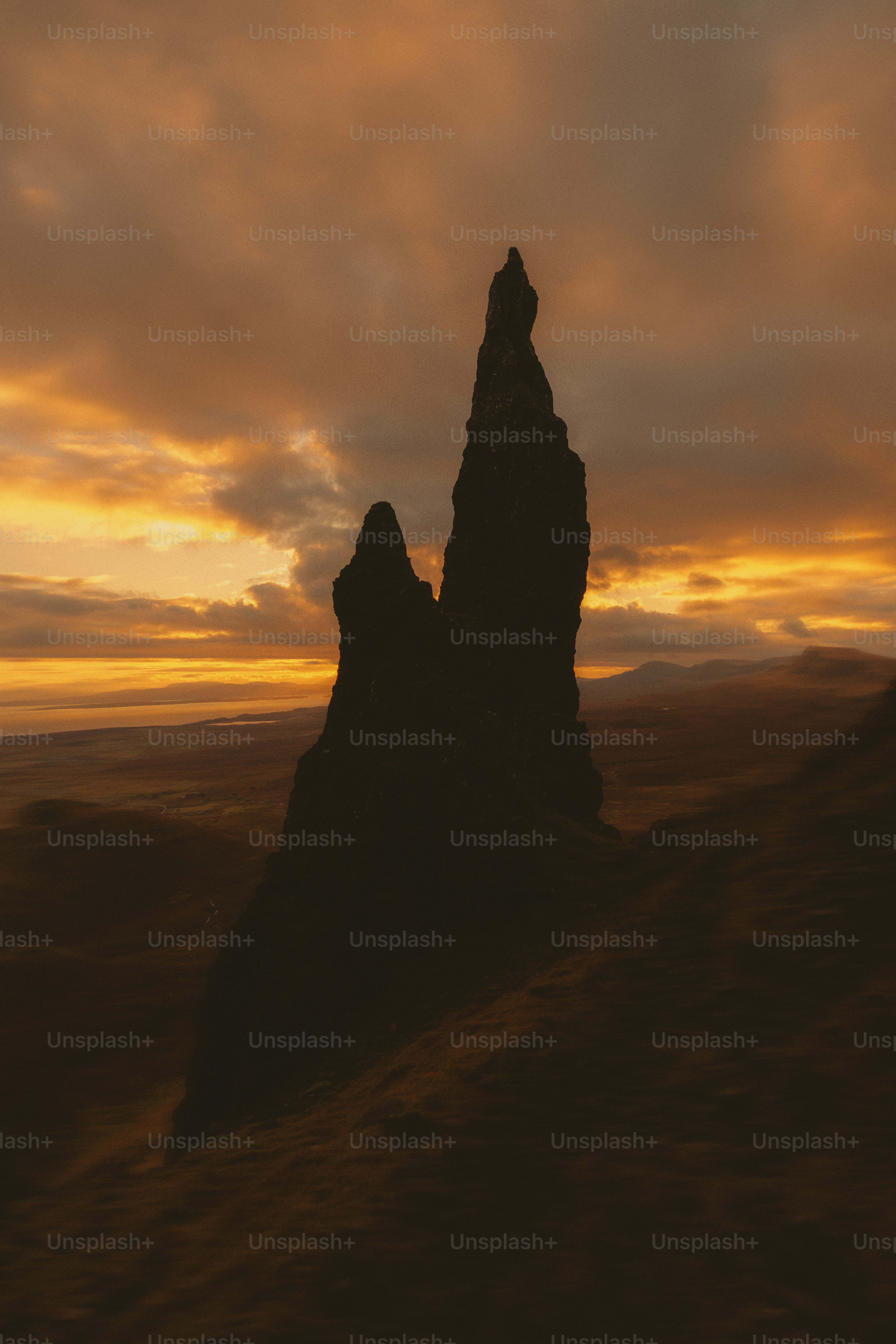 Silueto de una alta formación rocosa al atardecer