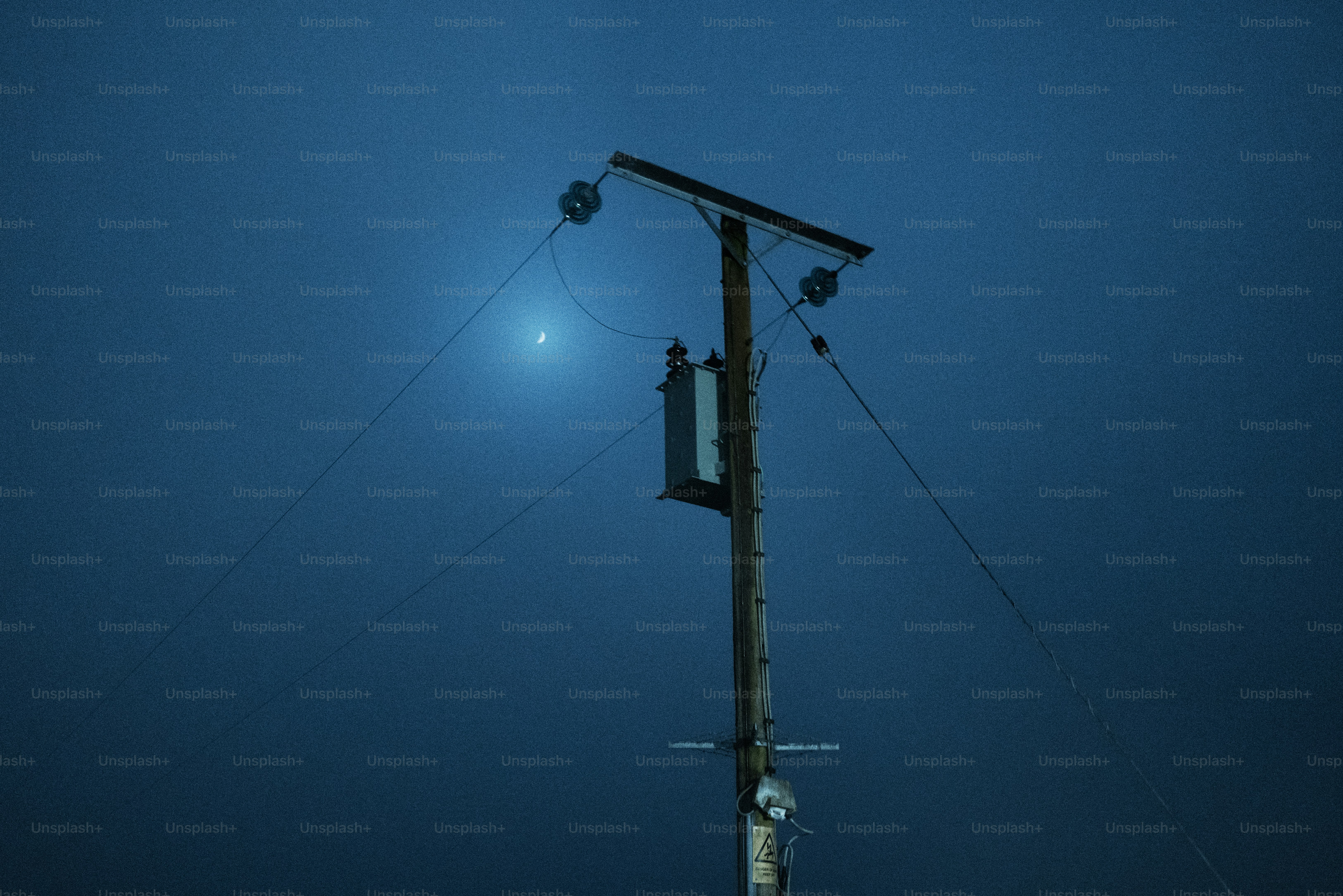 Un lampione solitario illumina una notte buia e nebbiosa.