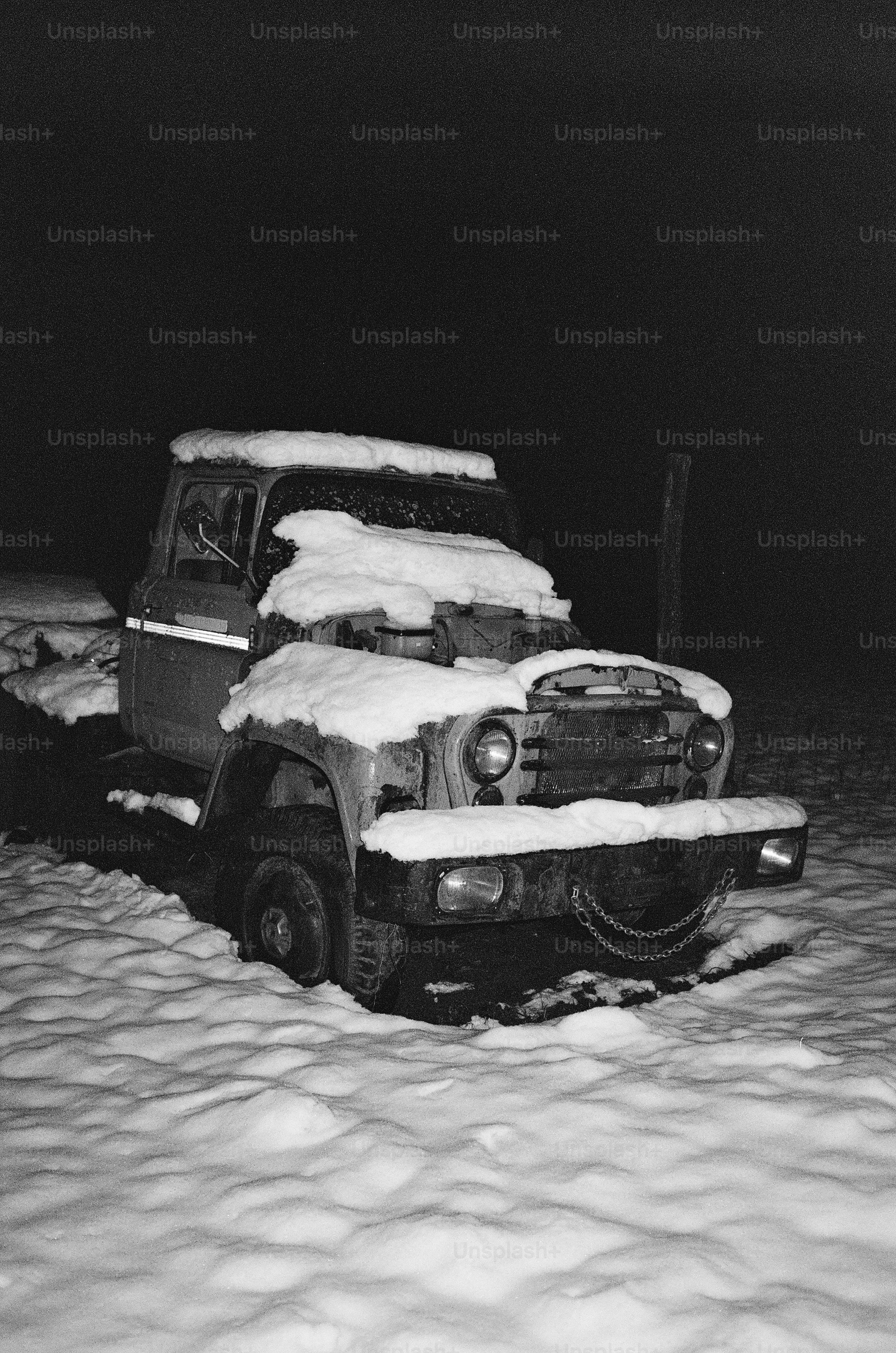 Alter, nachts mit Schnee bedeckter Truck