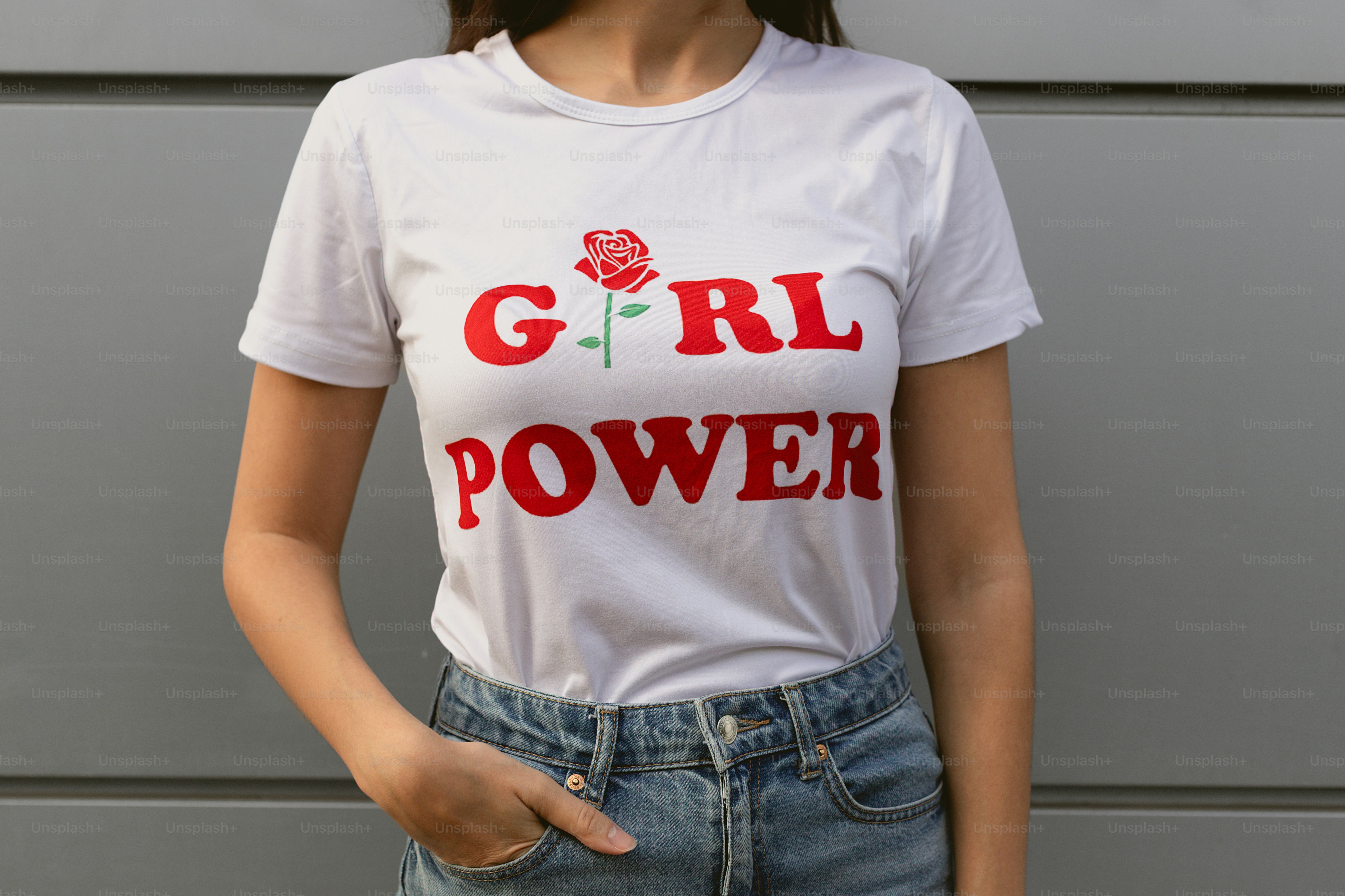 Mulher usando uma camiseta branca com a mensagem "girl power".