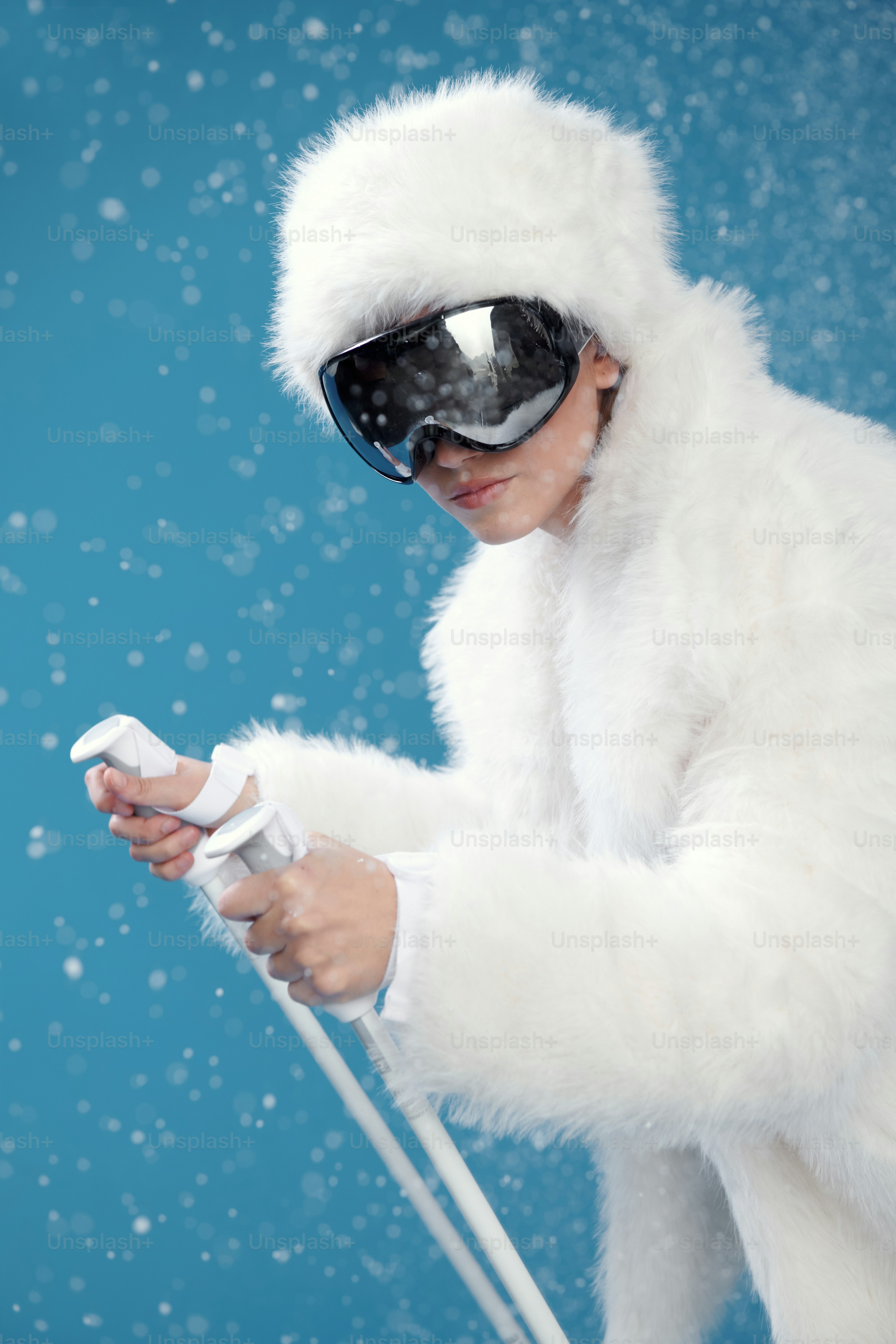 白い毛皮のスーツにゴーグルをつけたスキーヤー。