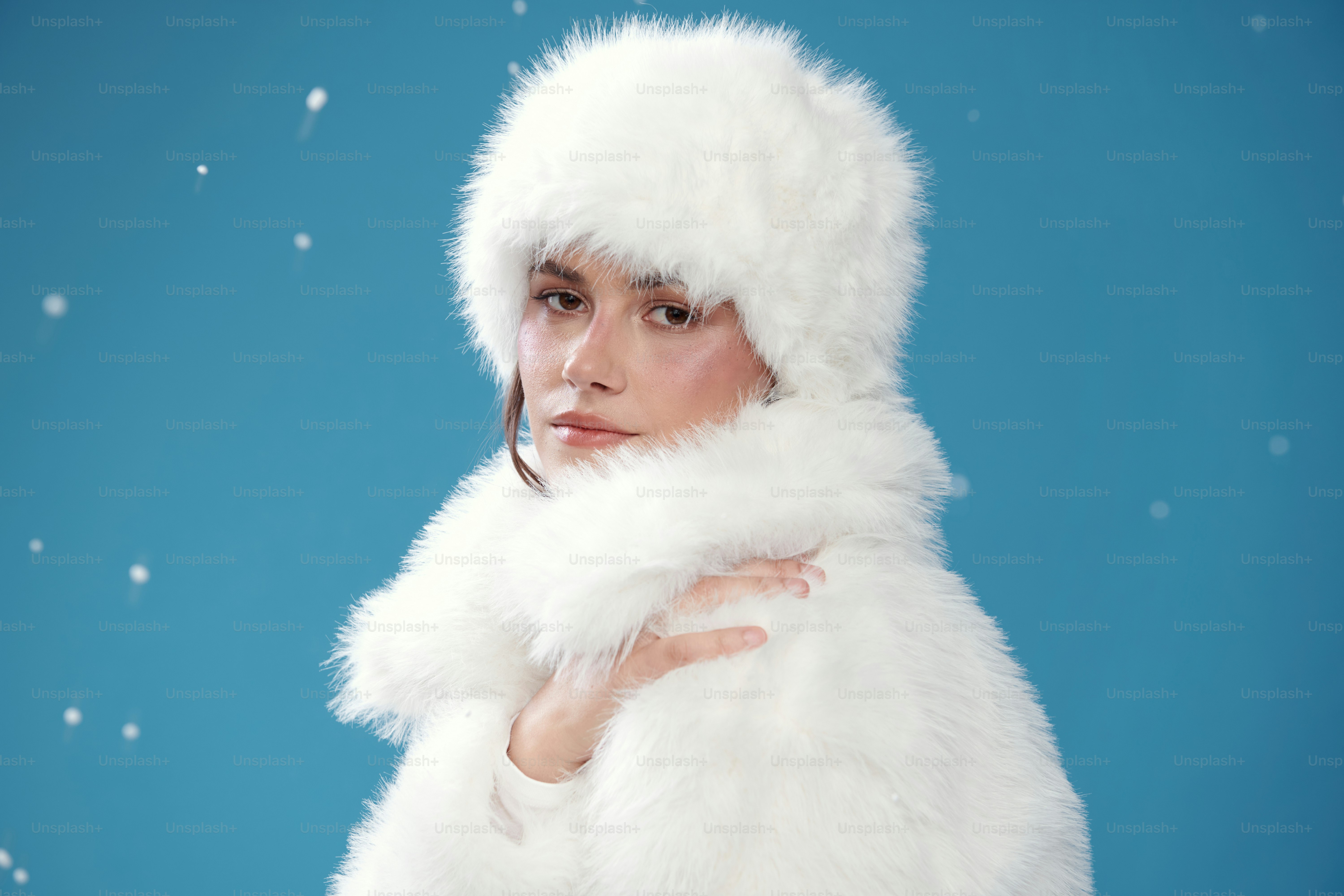 白い毛皮の帽子と毛皮のコートを着た女性