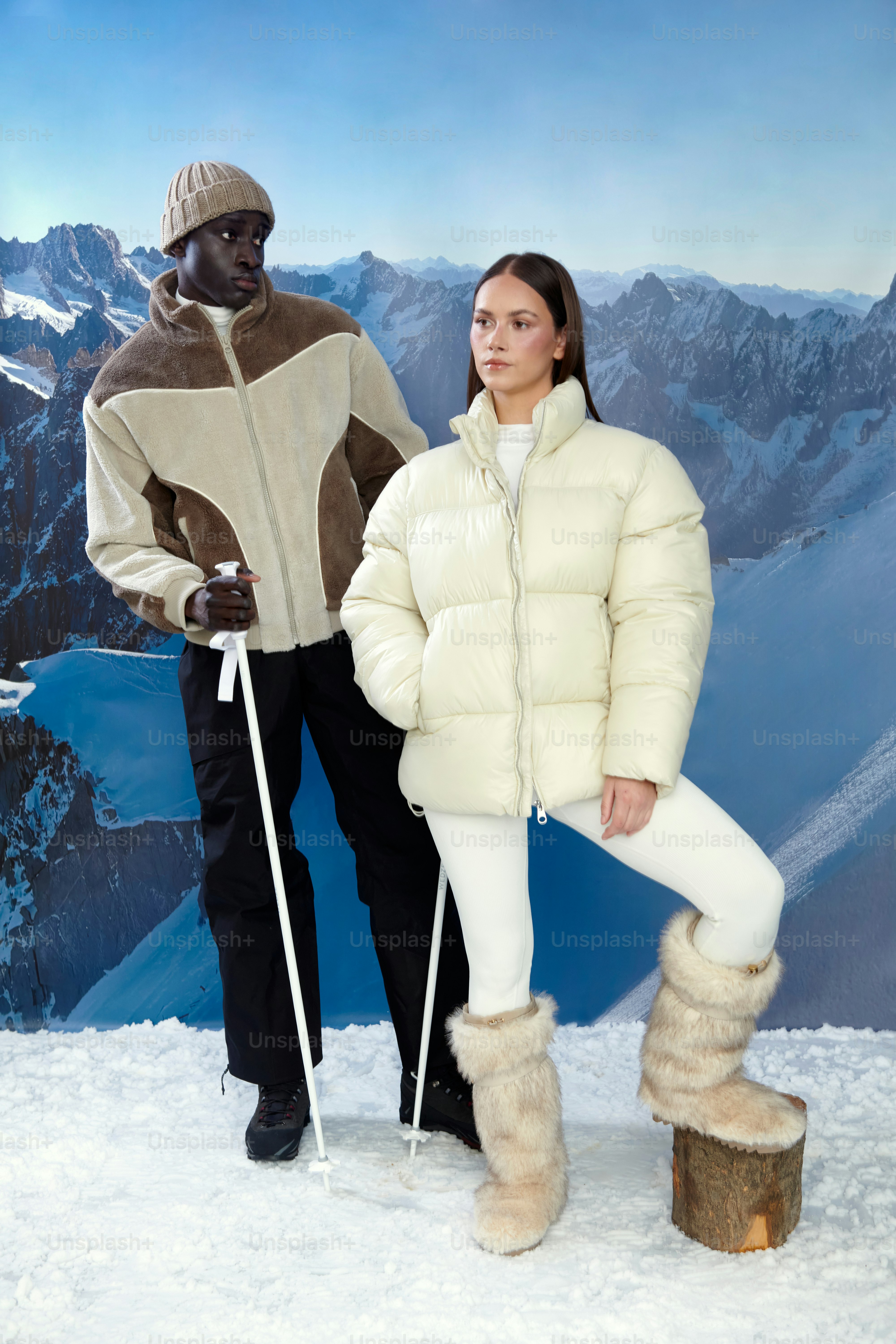 雪山を背景に冬服を着た二人のモデル