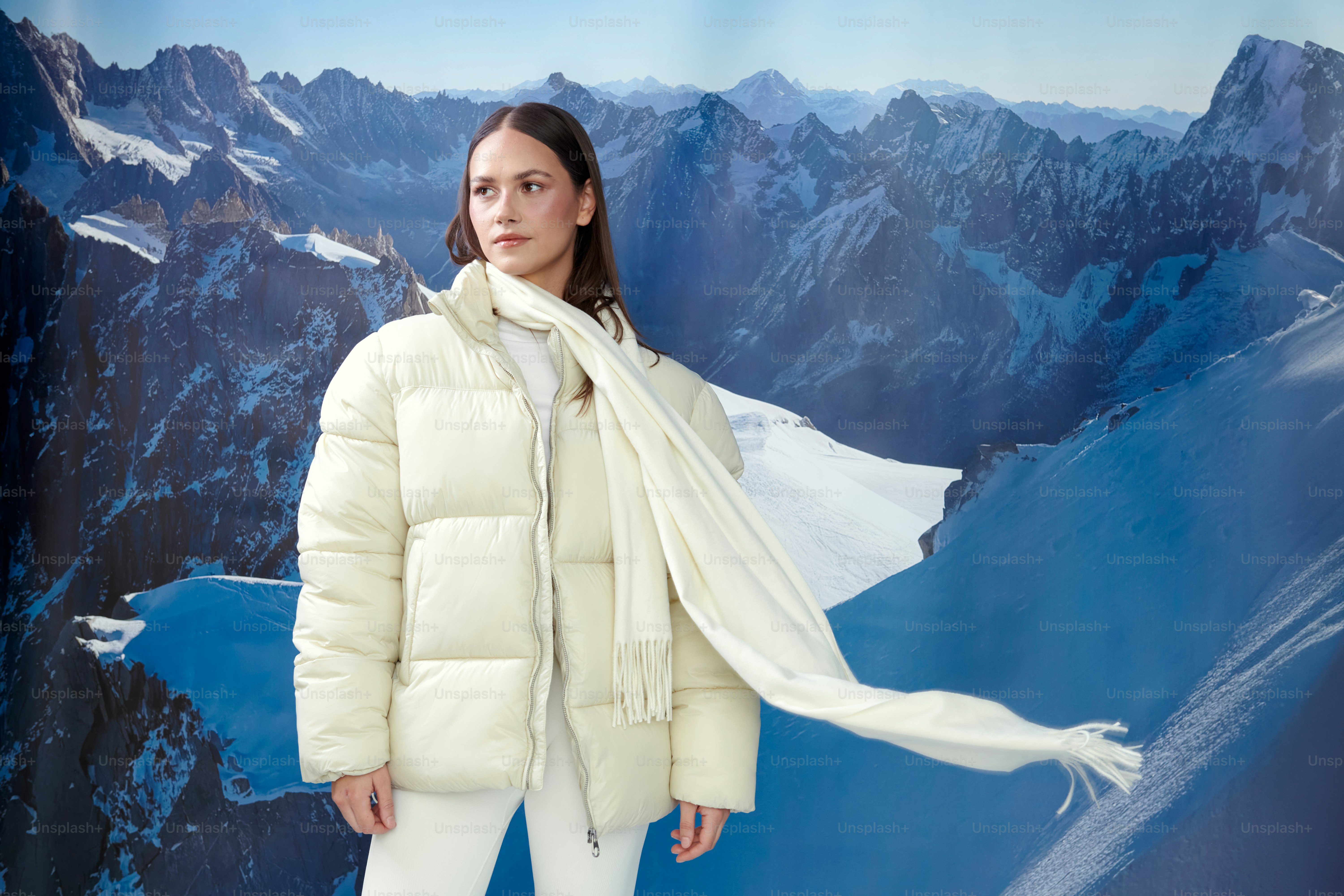 クリーム色のパッファージャケットとマフラーを着た女性