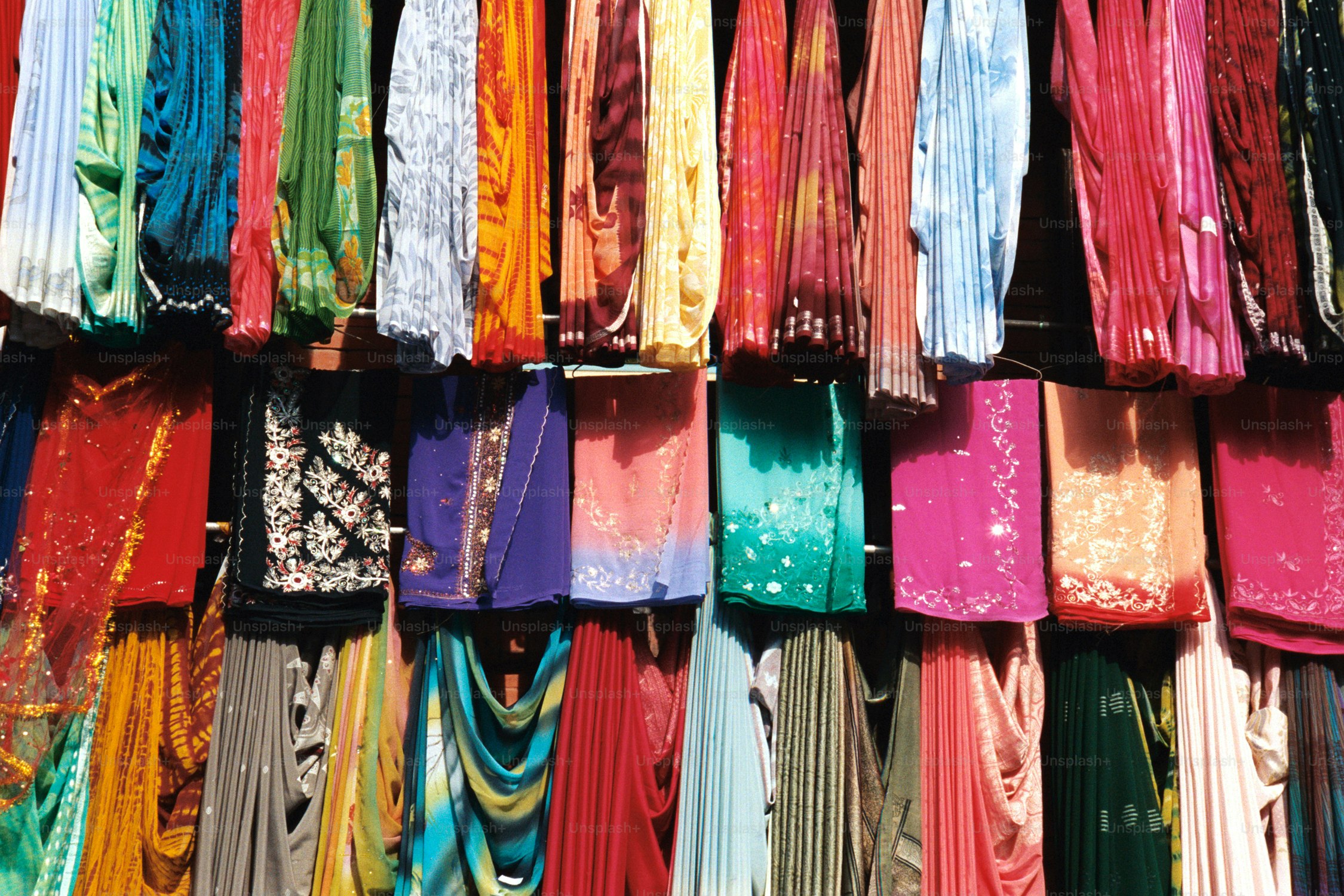 Sari indiani in vendita su un mercato di Delhi