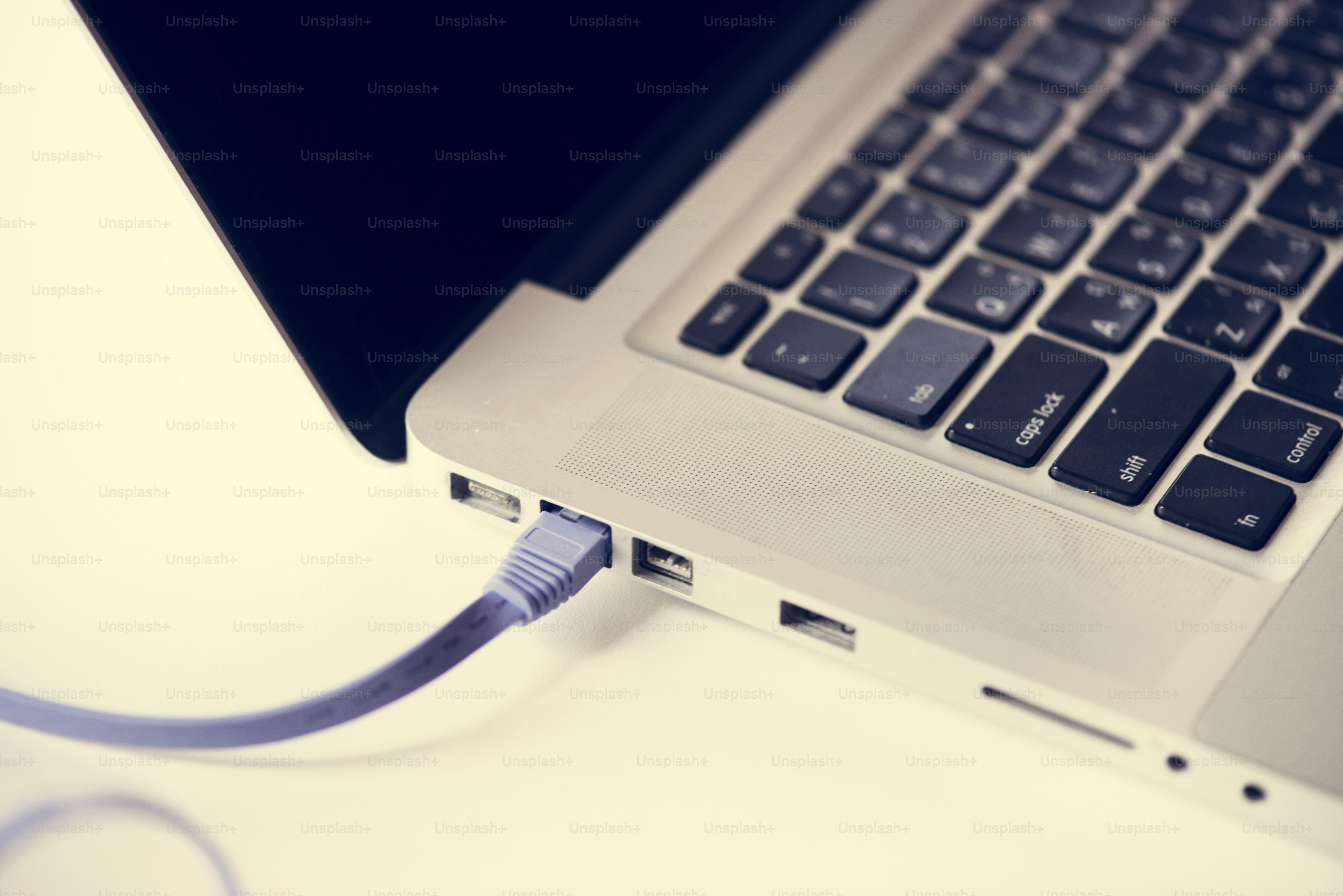 LAN-Kabel ist am Laptop angeschlossen