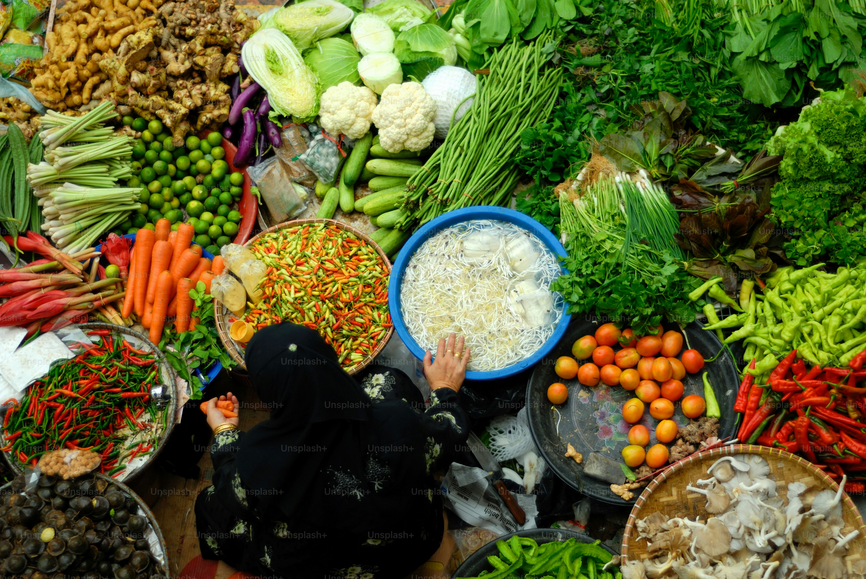 Wanita Malaysia yang menjual sayuran, Kota Bharu, Malaysia.