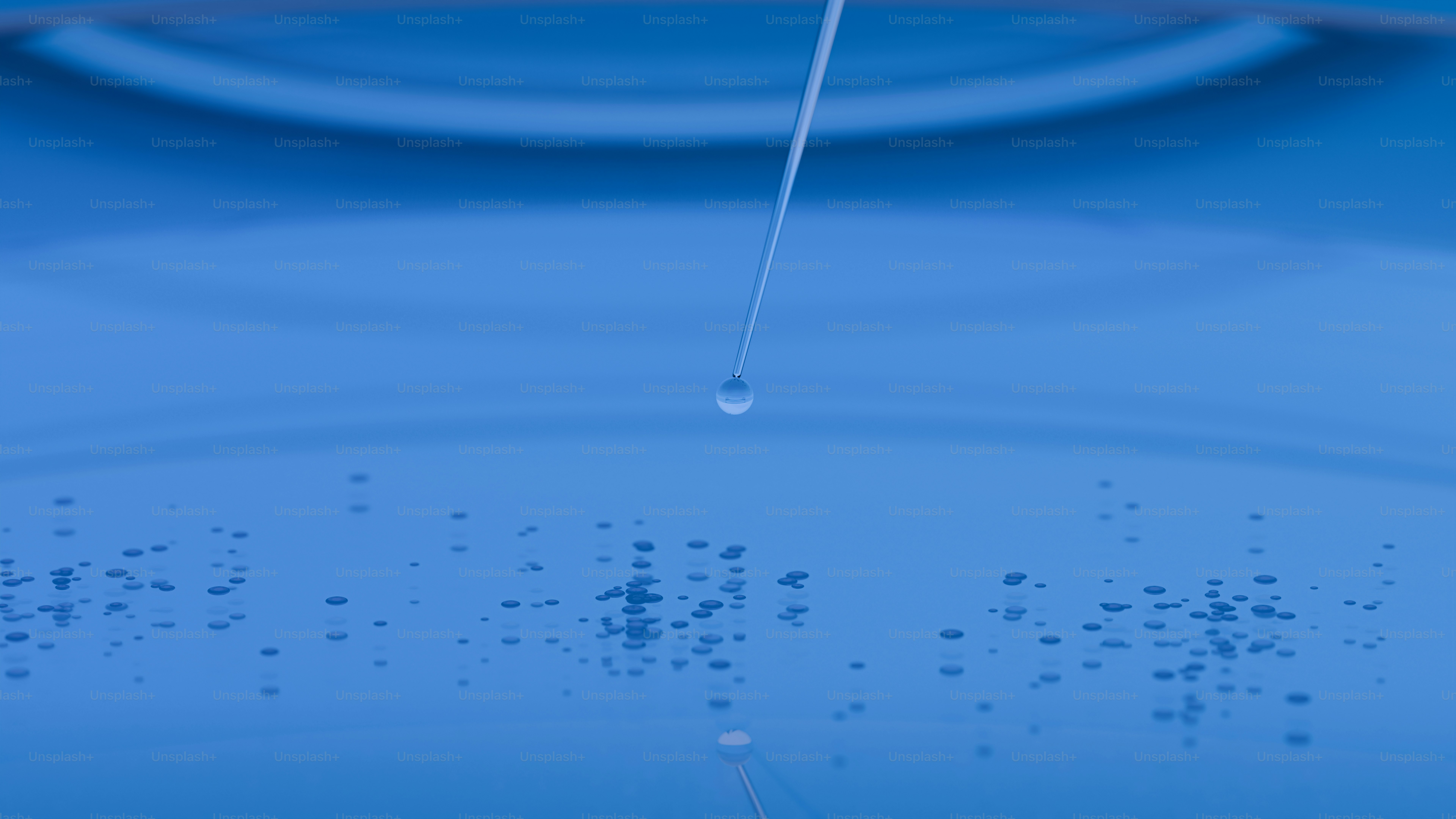 Una singola goccia d'acqua che cade in un liquido blu
