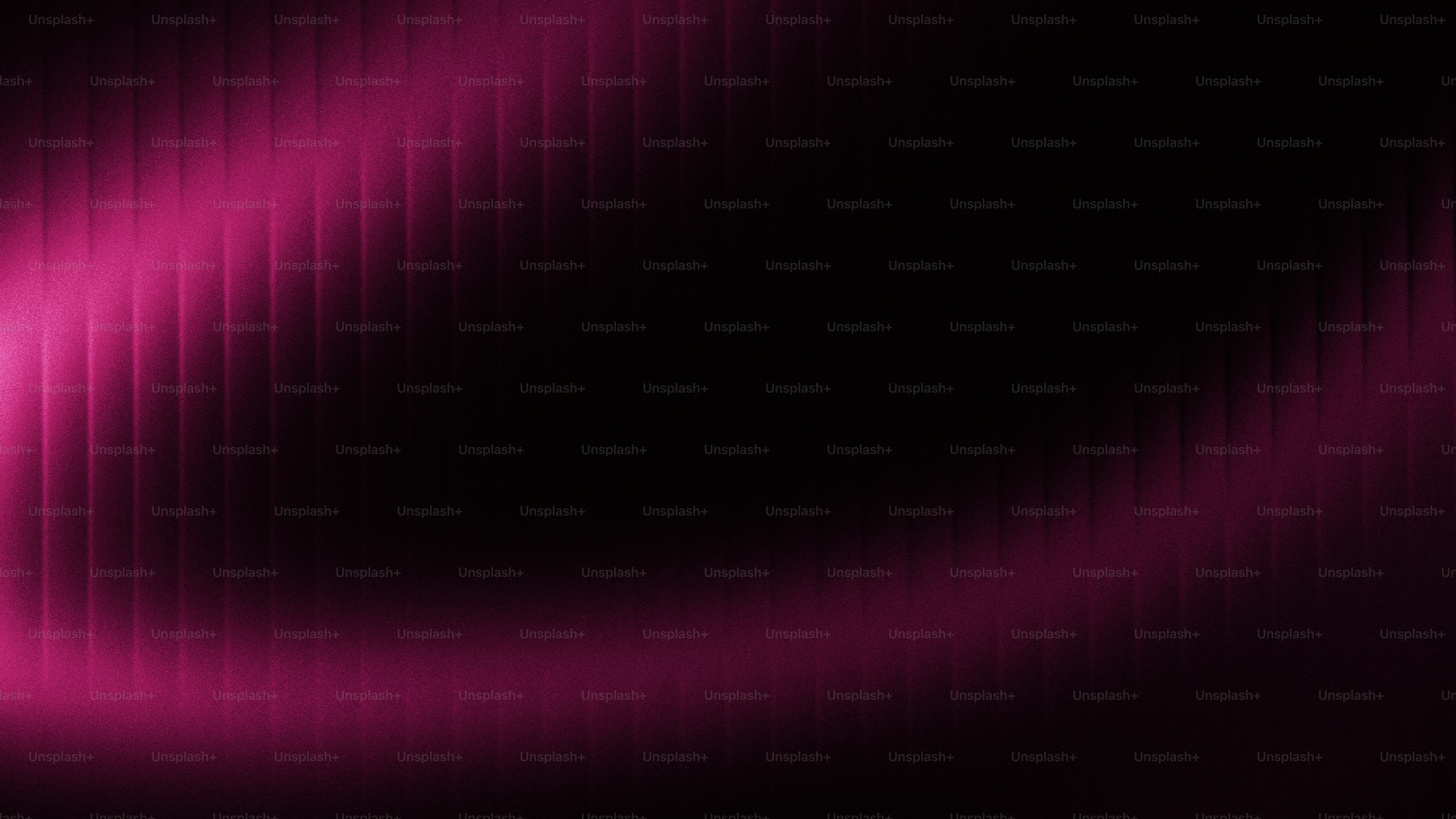 Fond abstrait rose et noir avec des traînées claires