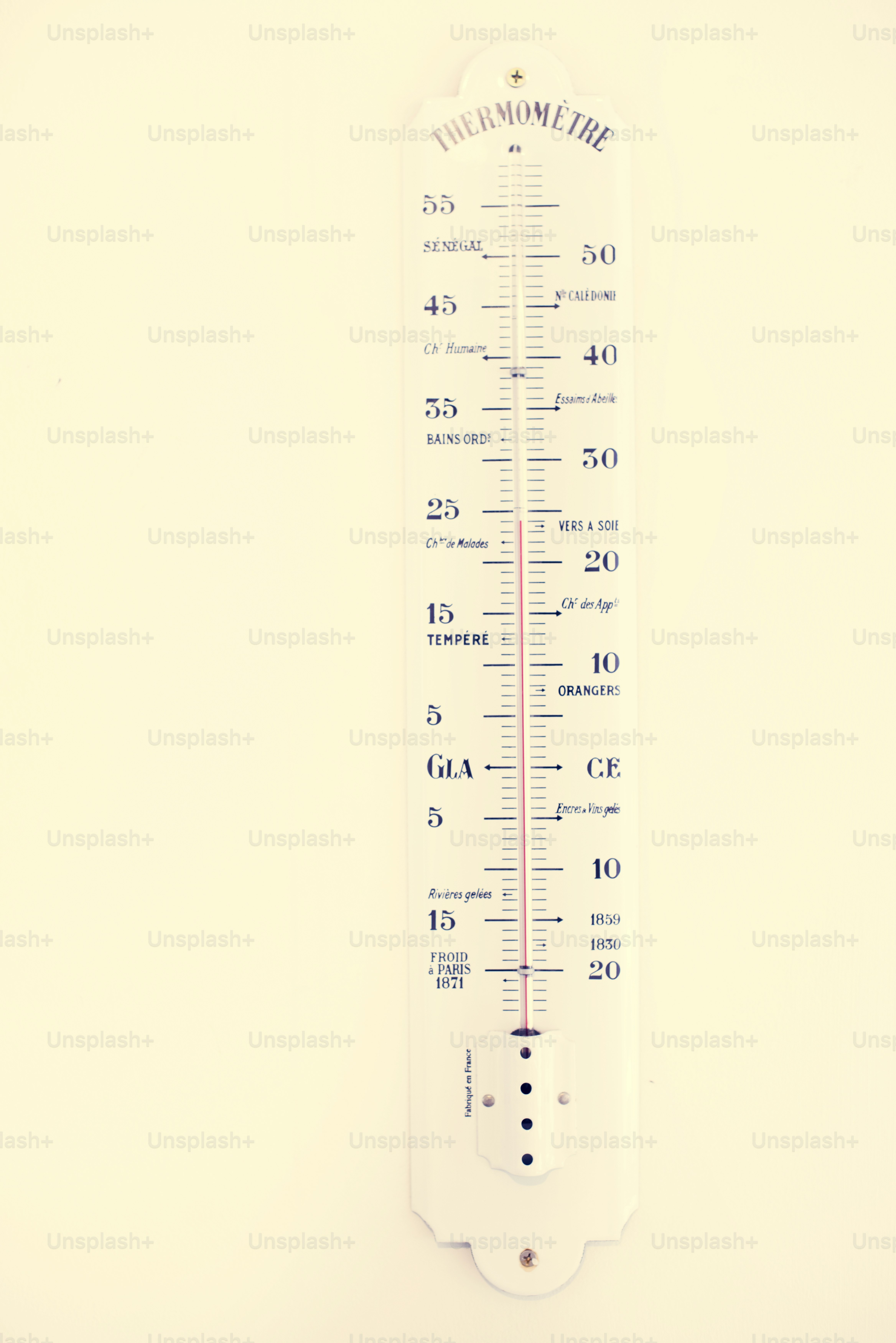 Termômetro meteorológico perto da parede