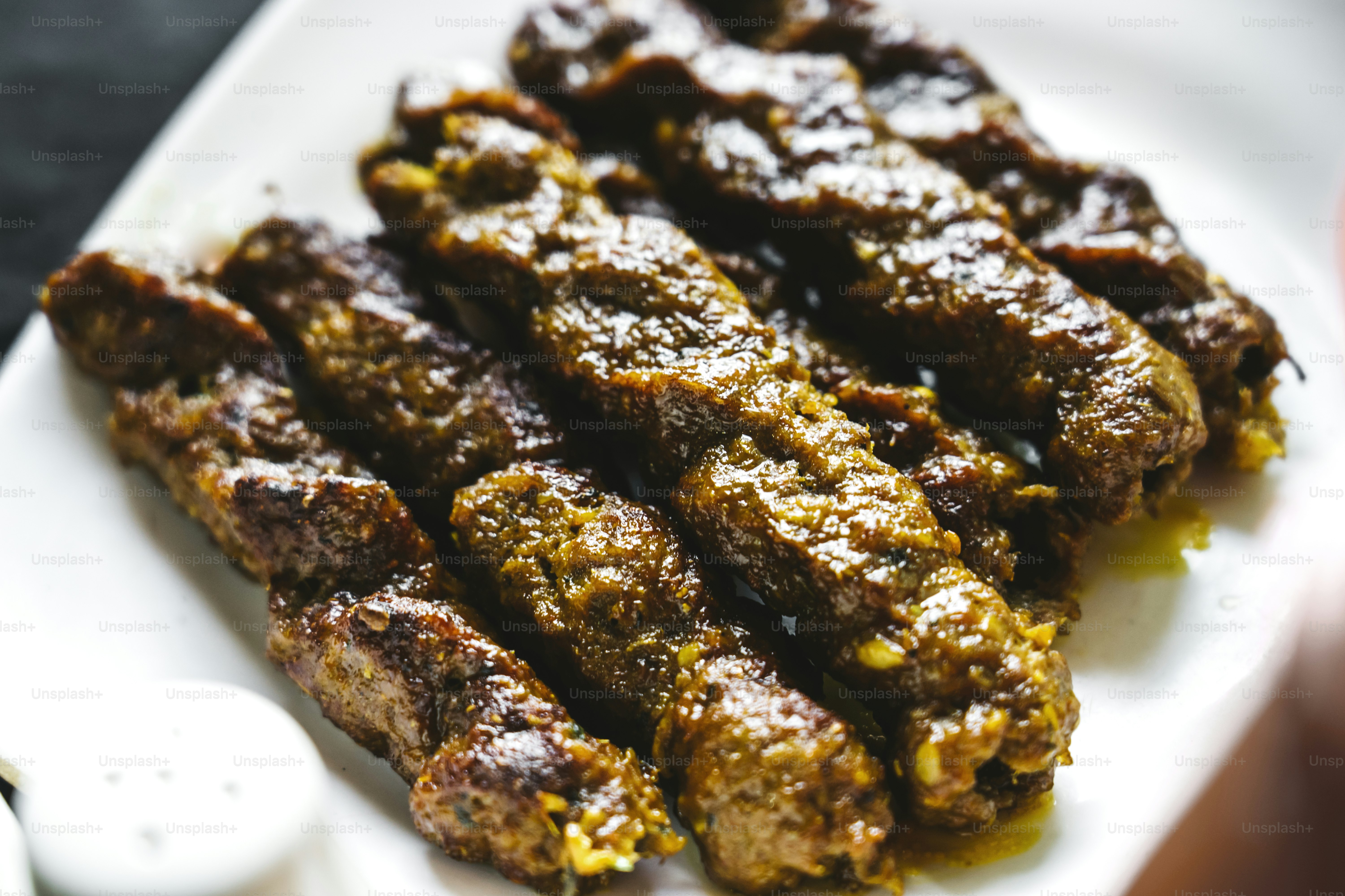 Deliciosos trozos de kebab de cordero en un plato