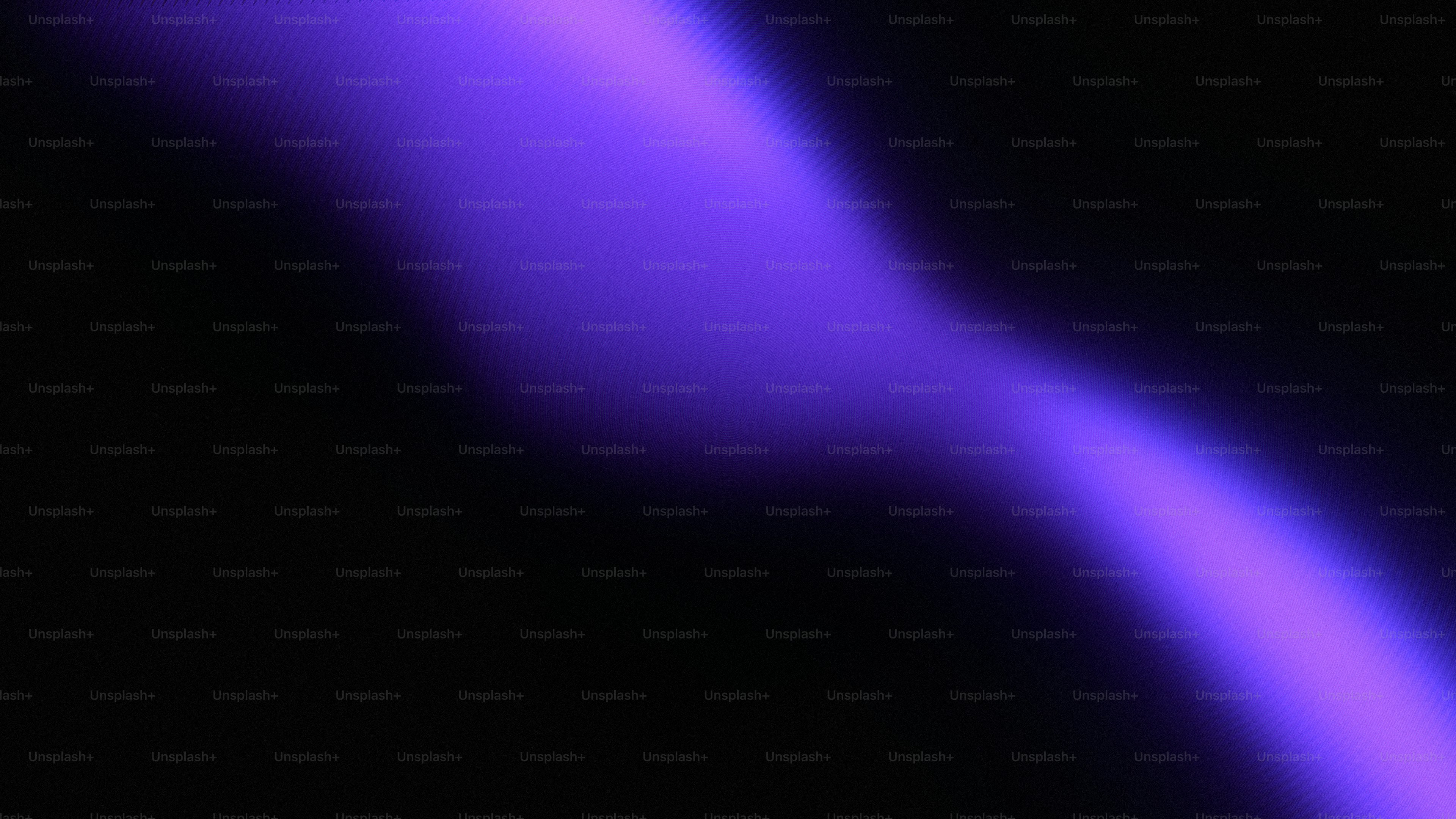 Una franja diagonal de luz púrpura vibrante sobre negro.