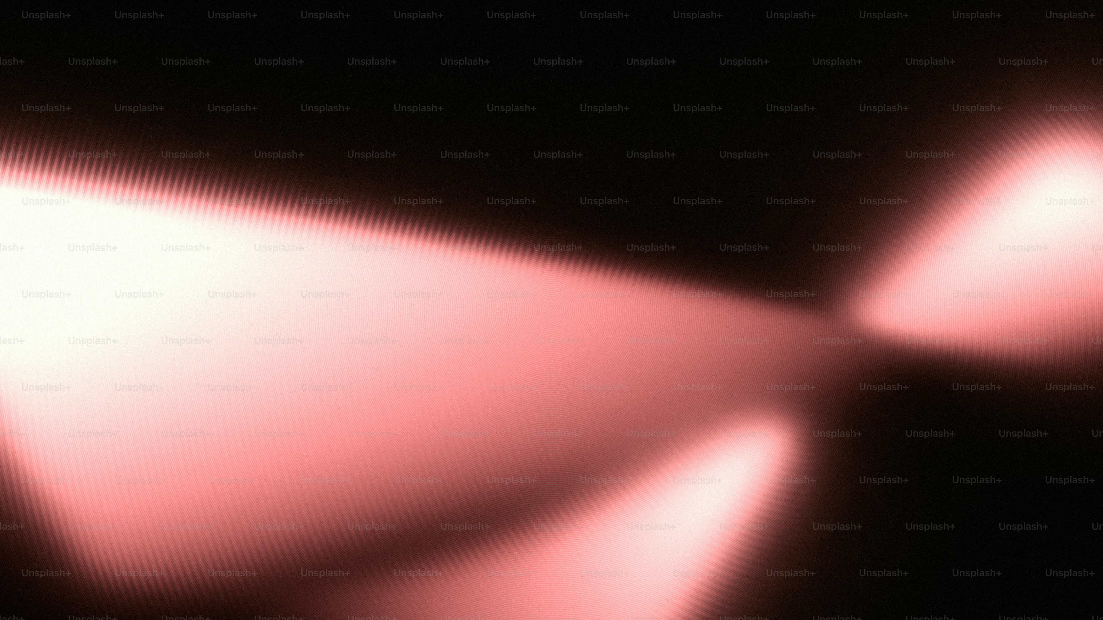 Rayas de luz abstractas de un rosa suave sobre fondo negro