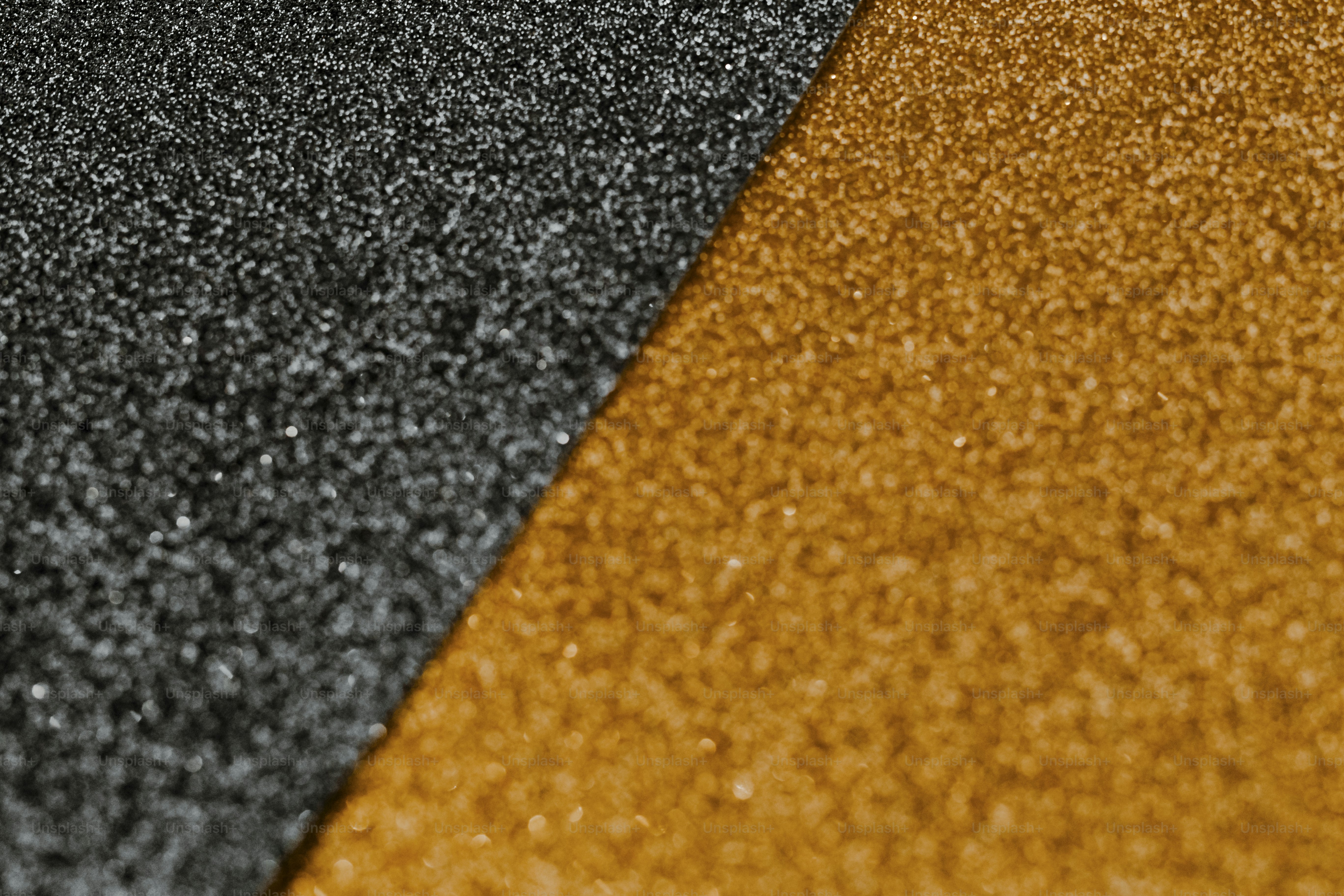 Glitzerndes goldenes und schwarzes Geschenkpapier