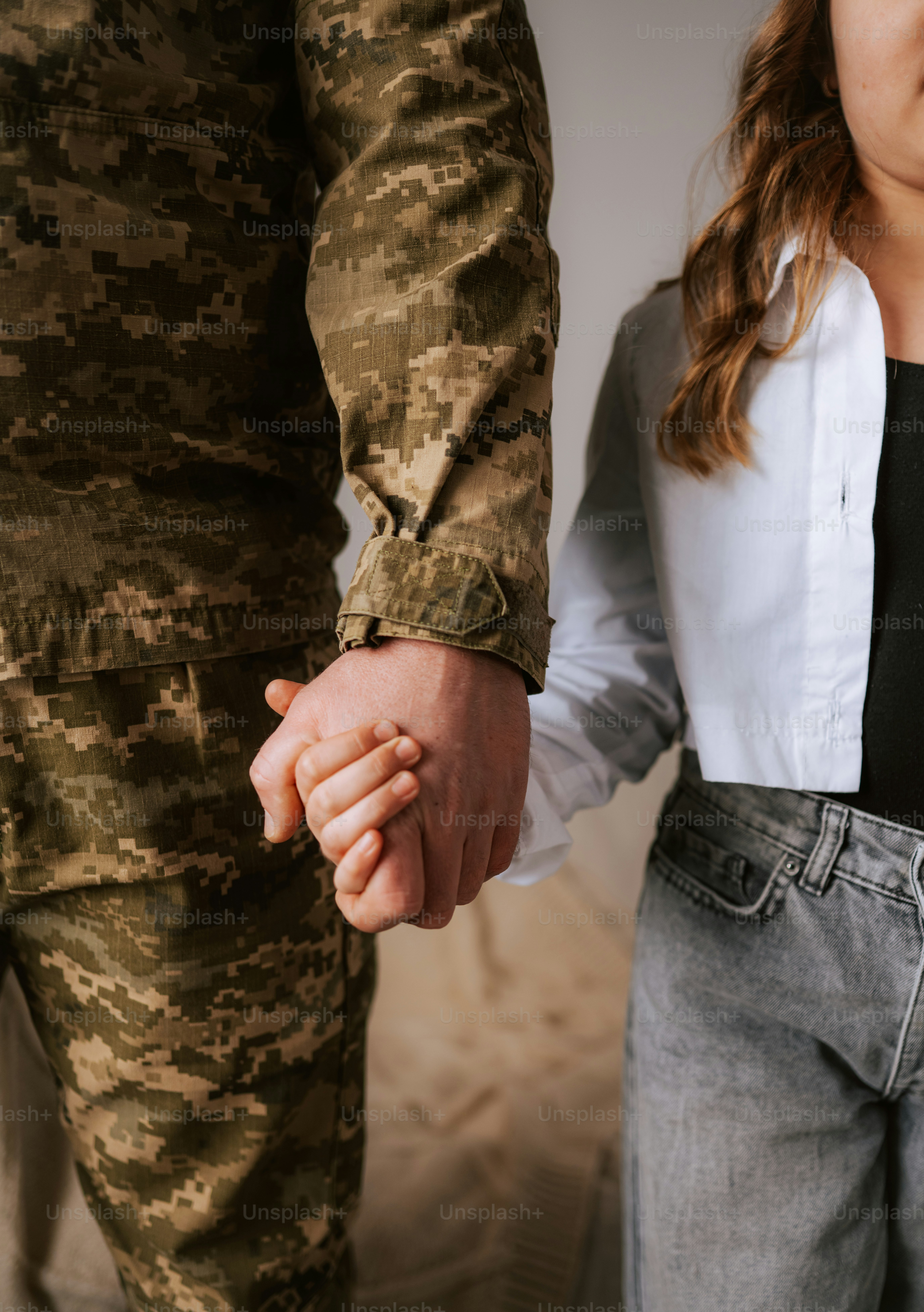 Soldat tenant la main d’une jeune fille