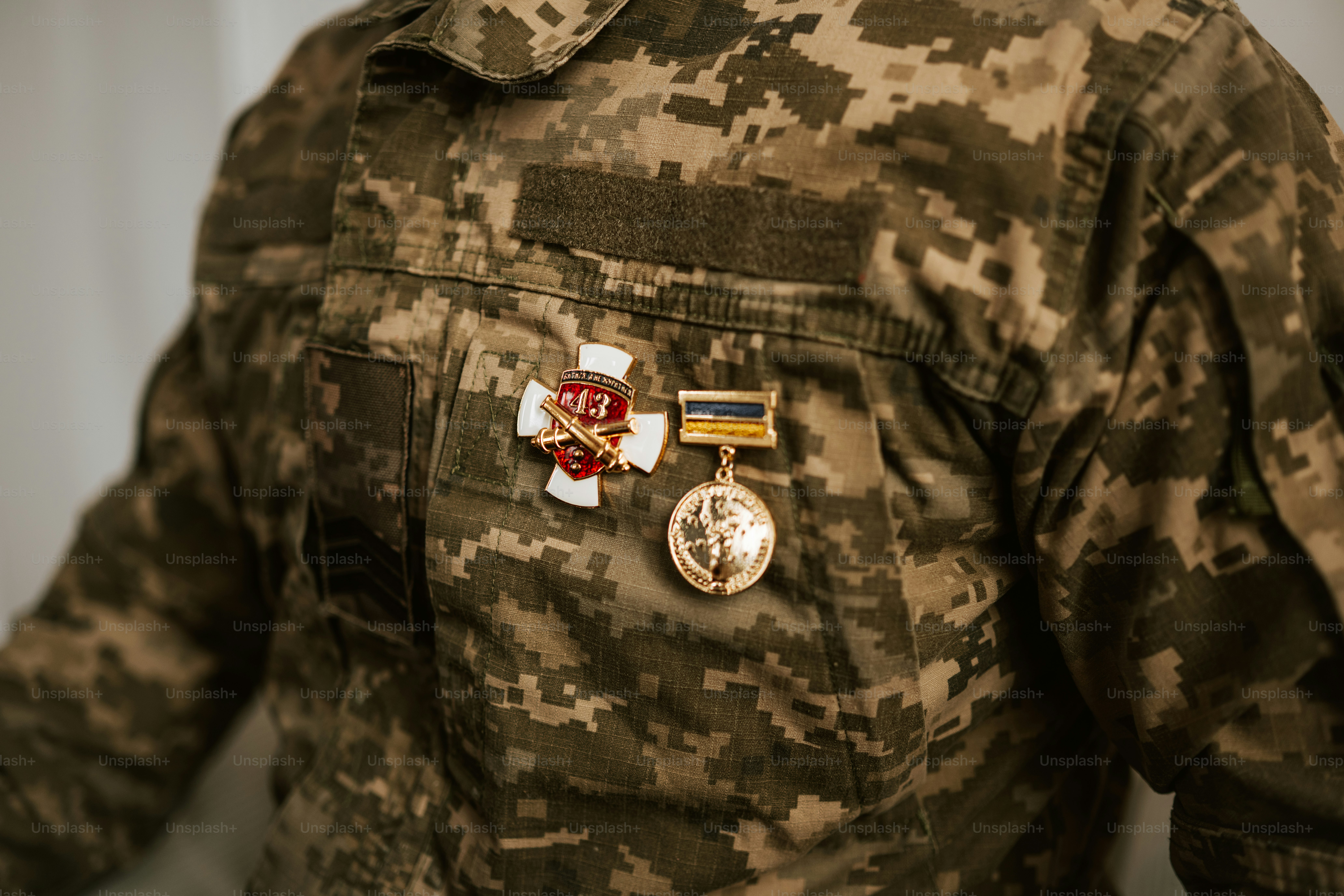 Soldat en uniforme de camouflage portant des médailles