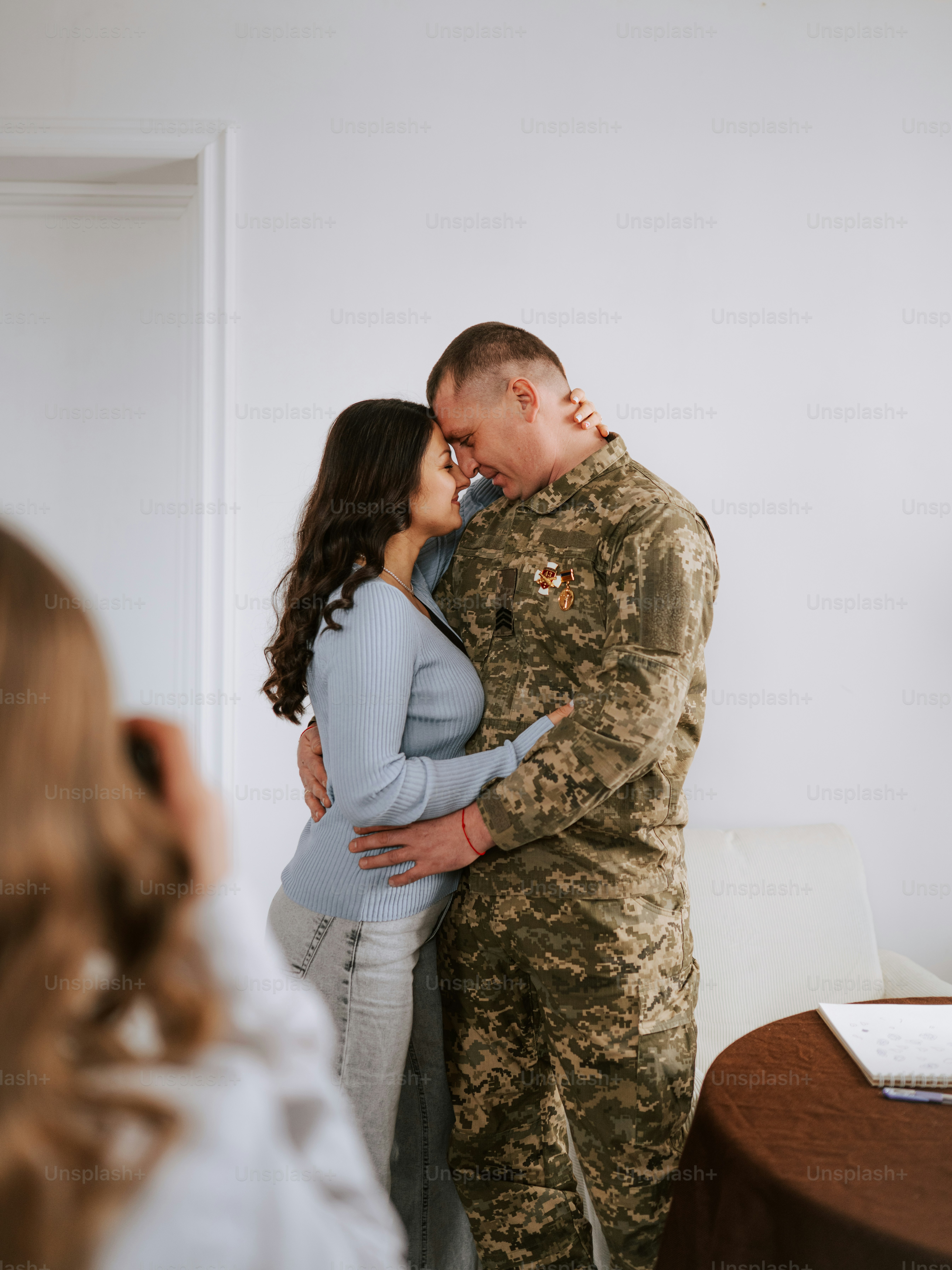 Soldat embrasse une femme avant de quitter la maison.