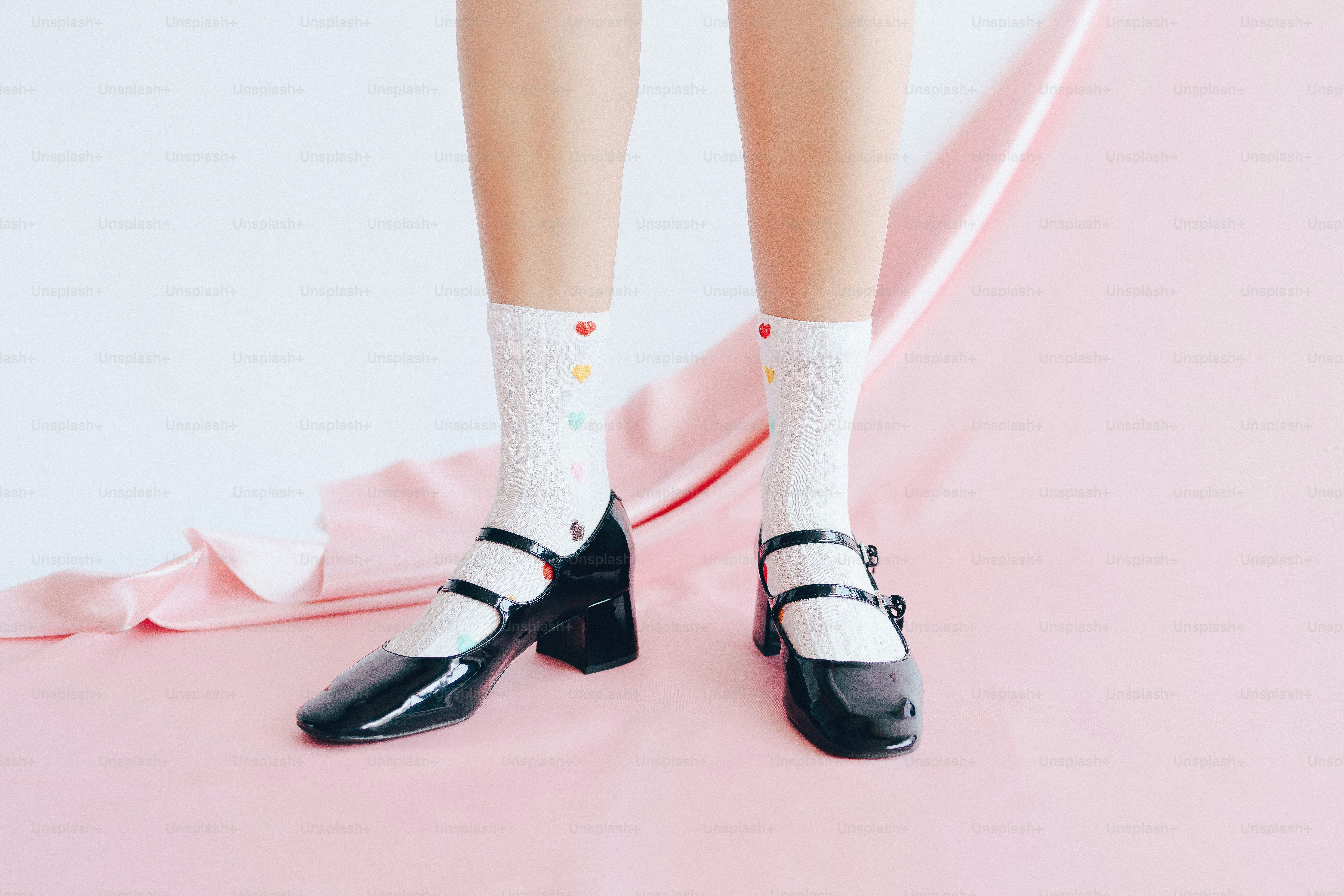 Gambe di donna con calzini bianchi e scarpe nere Mary Jane