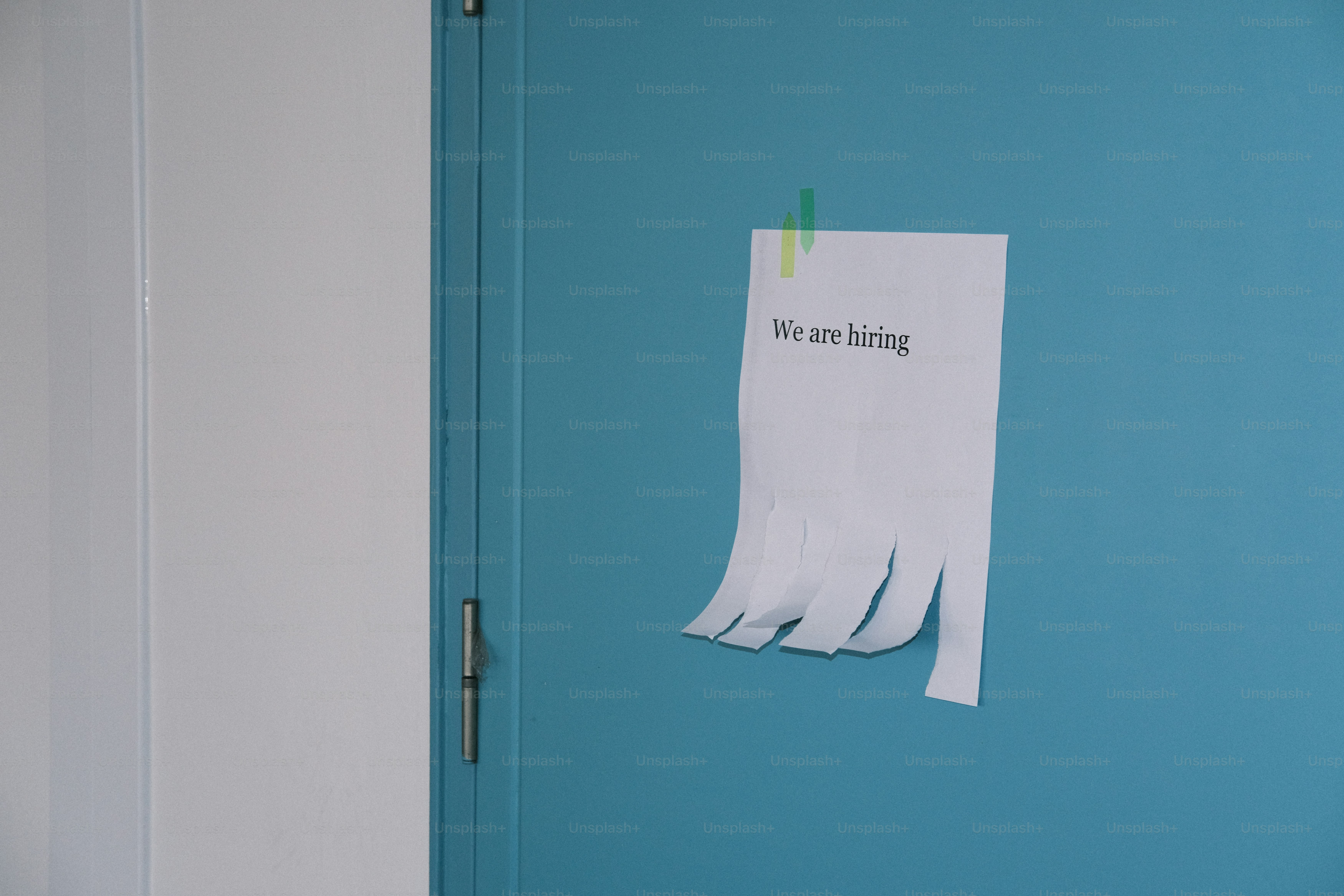 Un panneau avec des languettes à rabattre sur une porte bleue