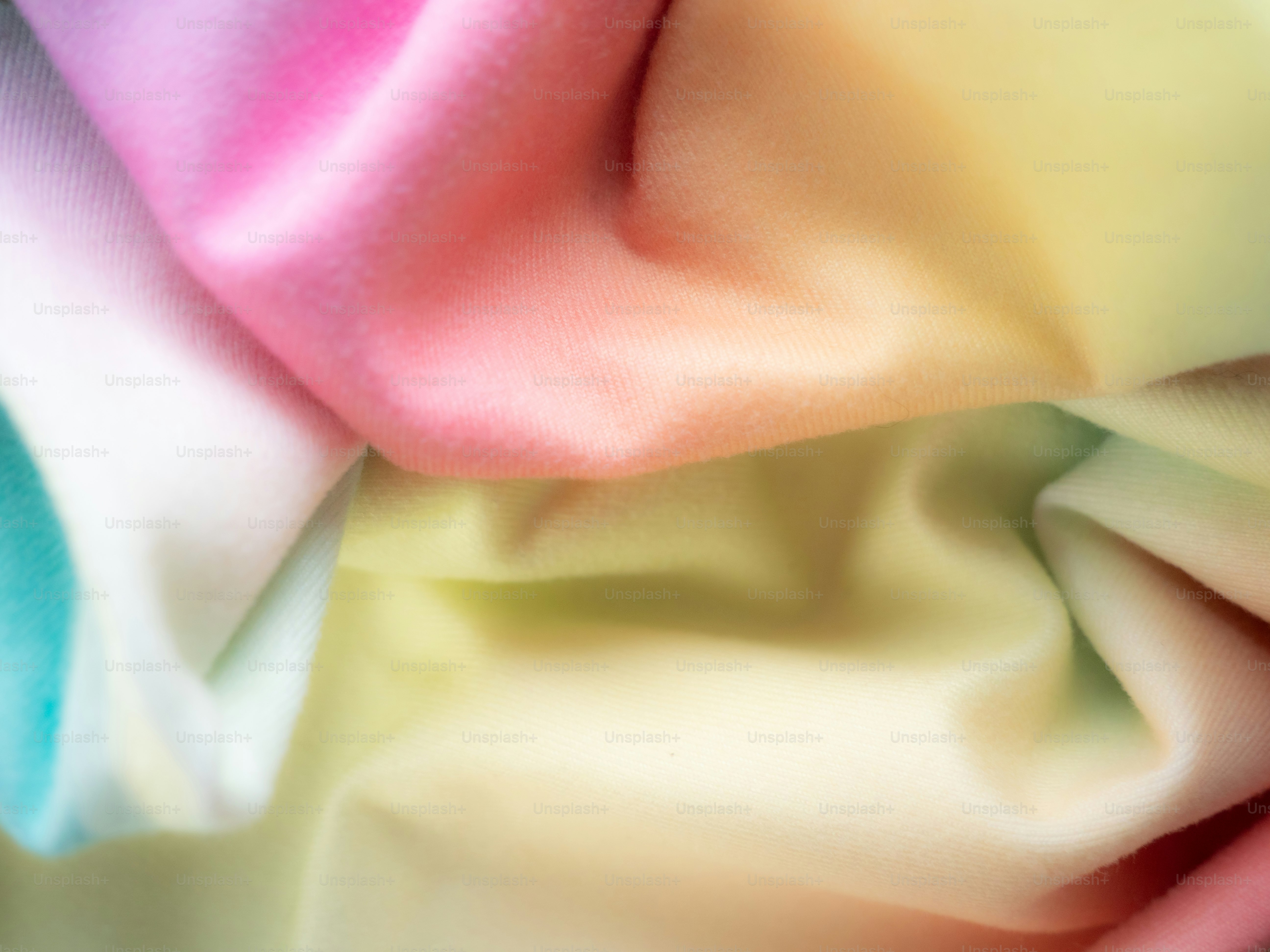 Tela suave en tonos pastel con pliegues y degradados fluidos