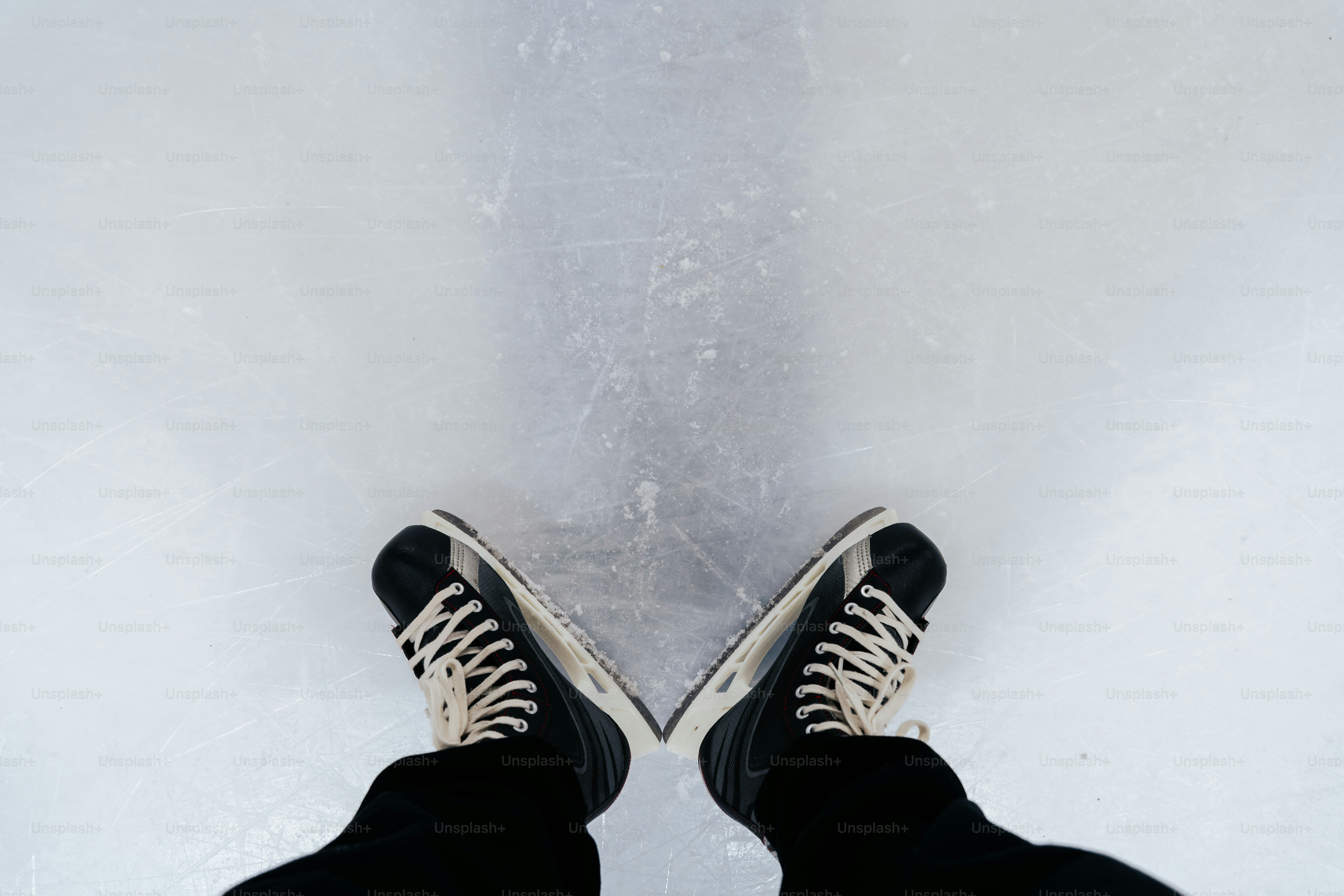 얼어붙은 표면 위에 아이스 스케이트 한 쌍