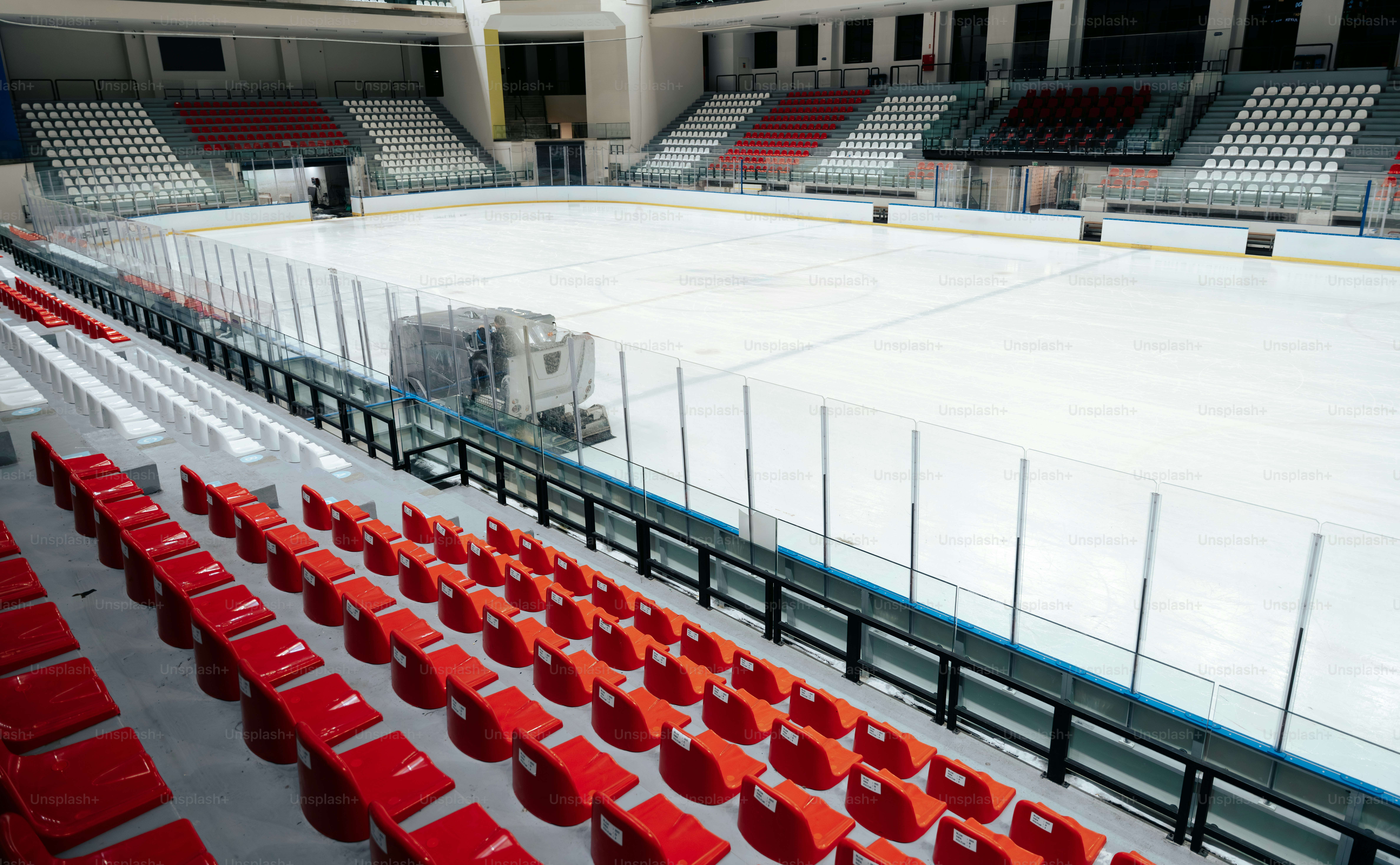 빨간 좌석이 있는 빈 아이스하키 경기장