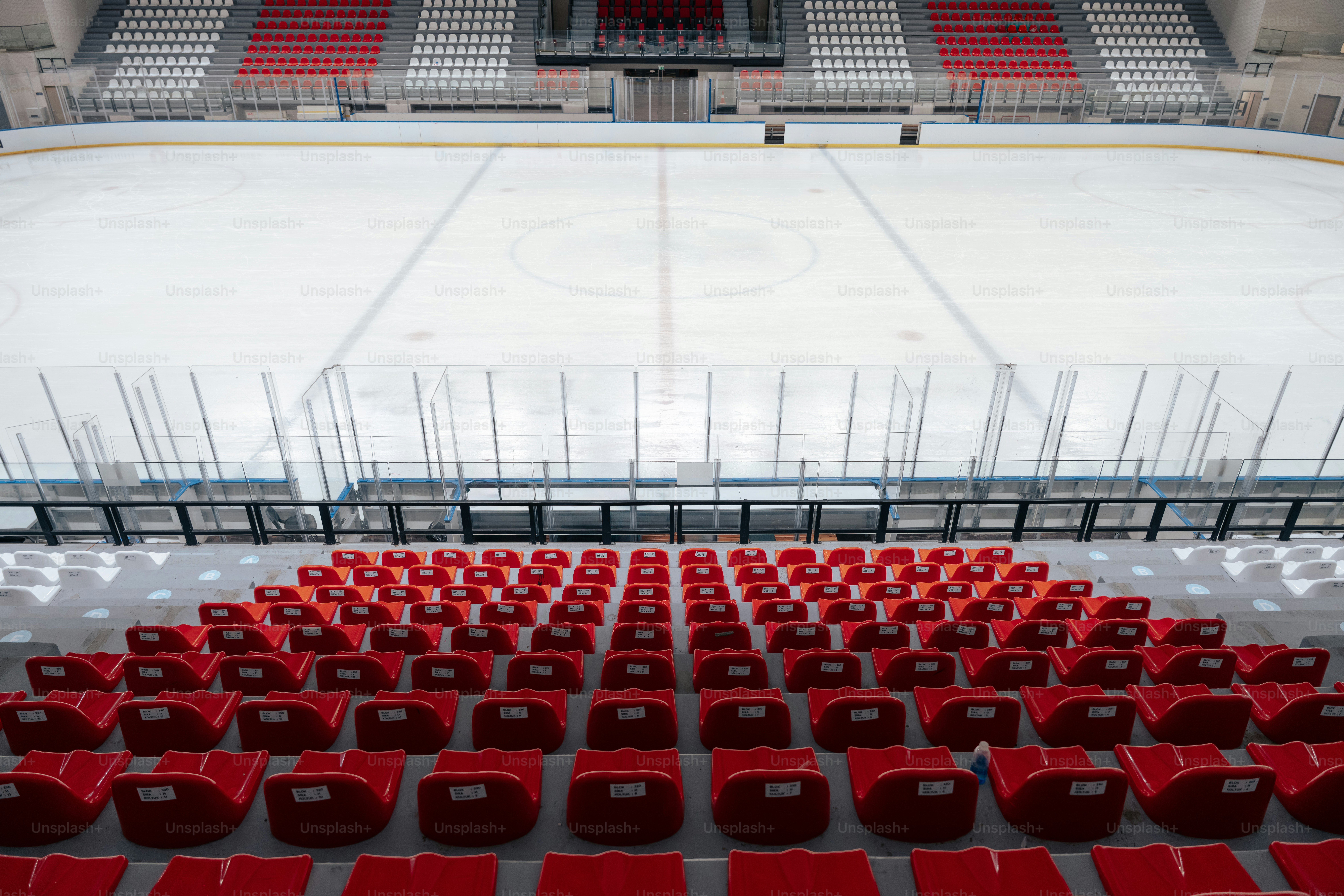 빨간 좌석이 있는 빈 아이스하키 경기장