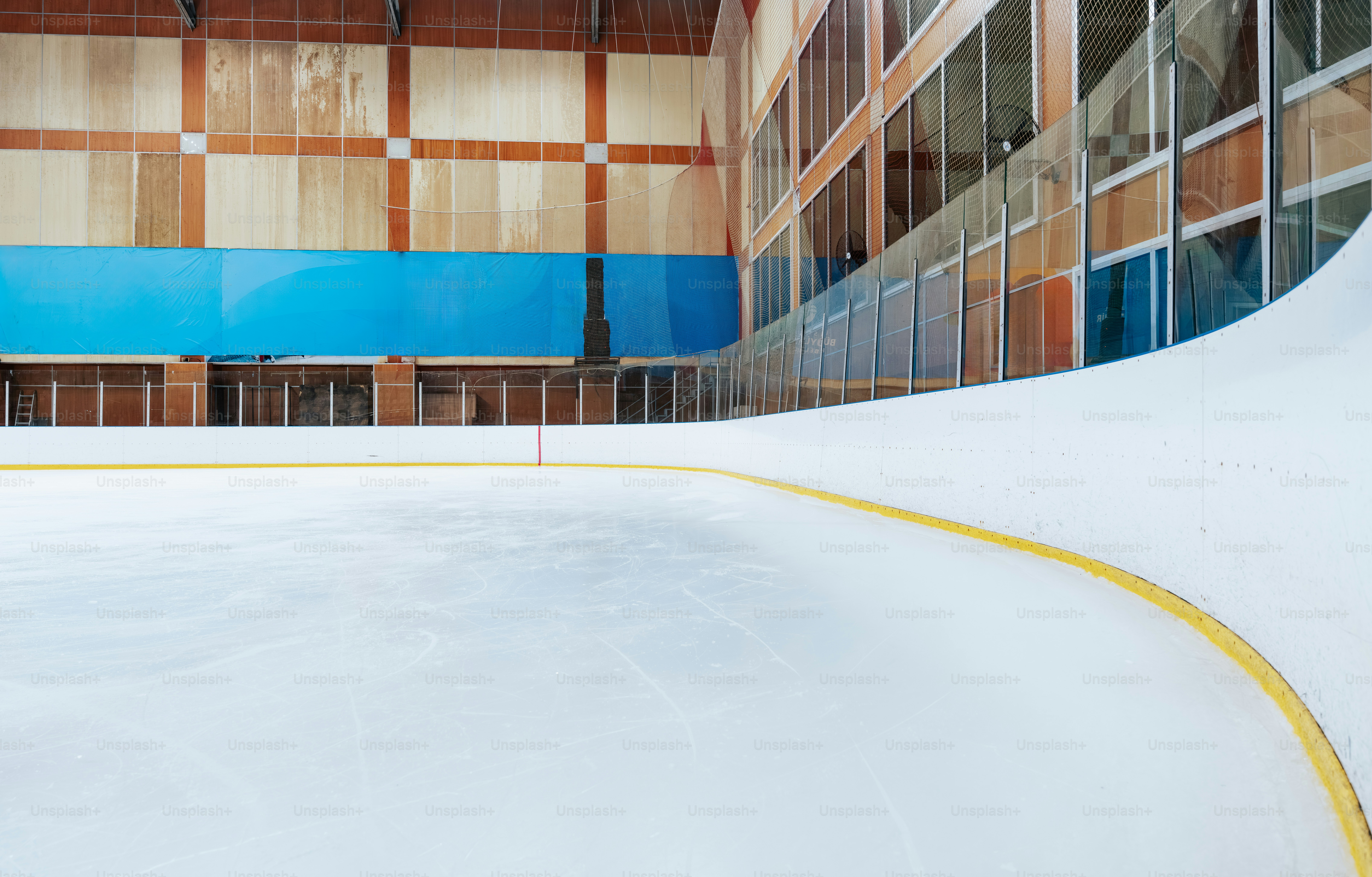 Pista de hockey sobre hielo vacía con tablas de cristal