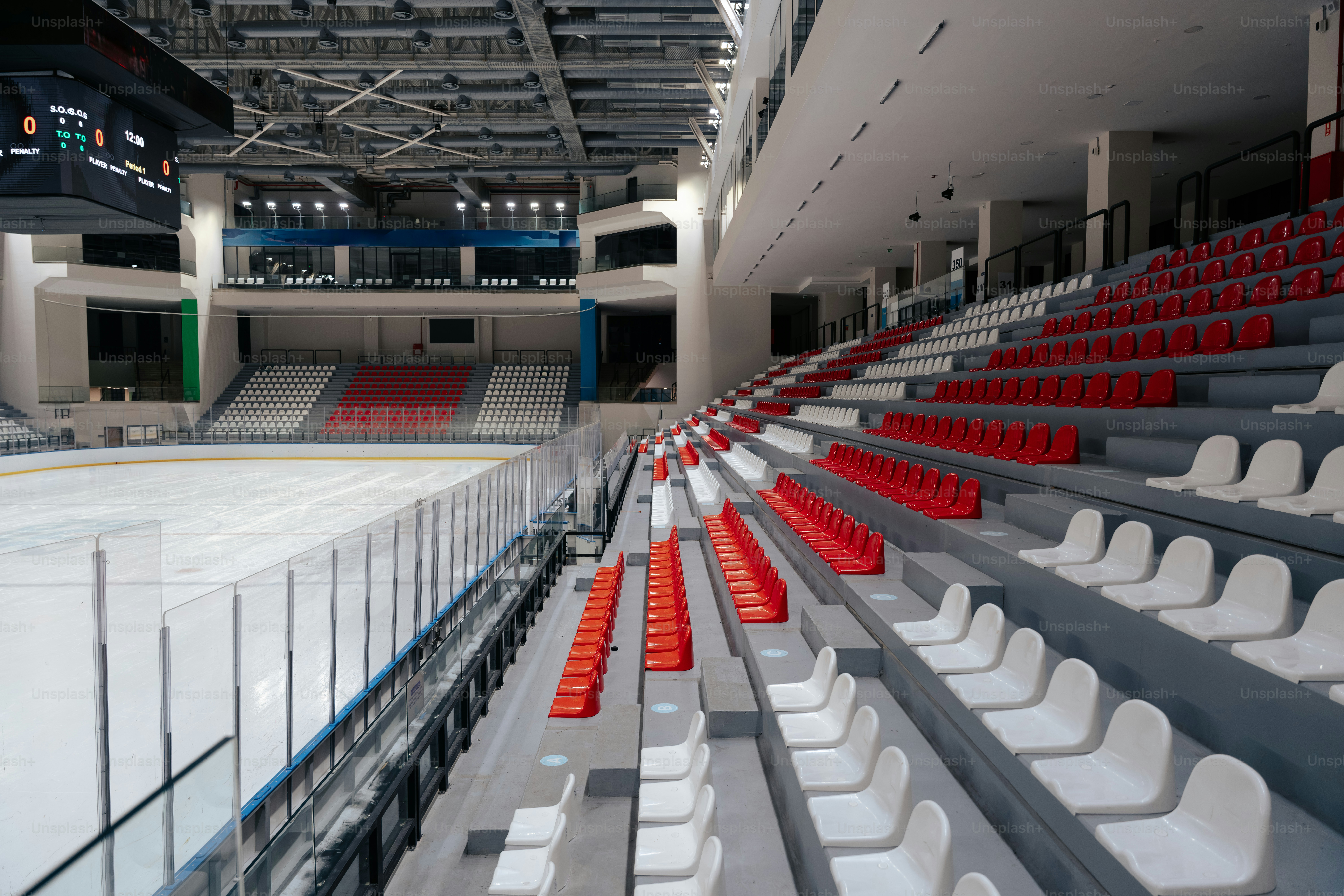 아이스링크가 내려다보이는 빈 경기장 좌석.