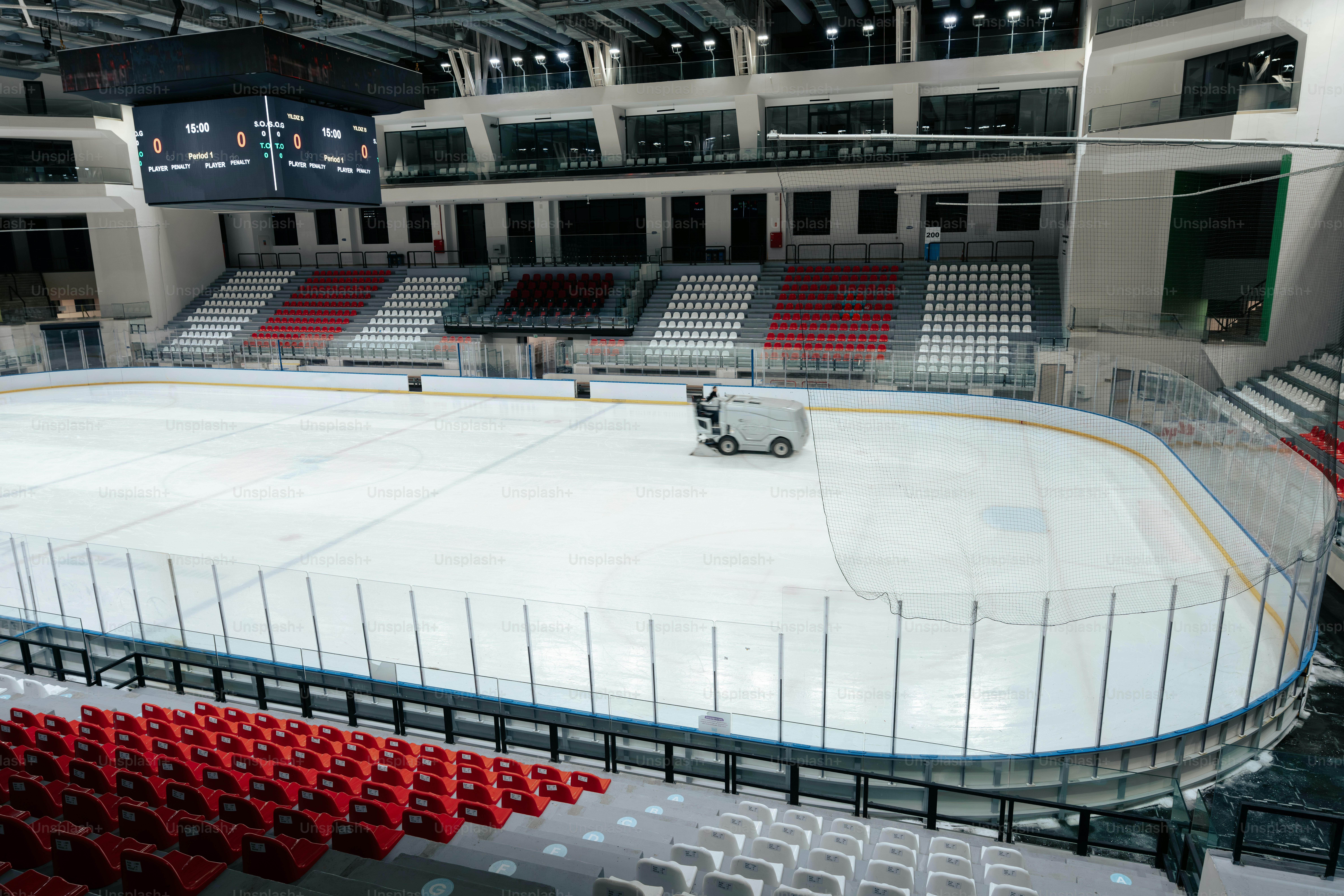 빈 하키 경기장을 청소하는 얼음 표면 재포장 작업
