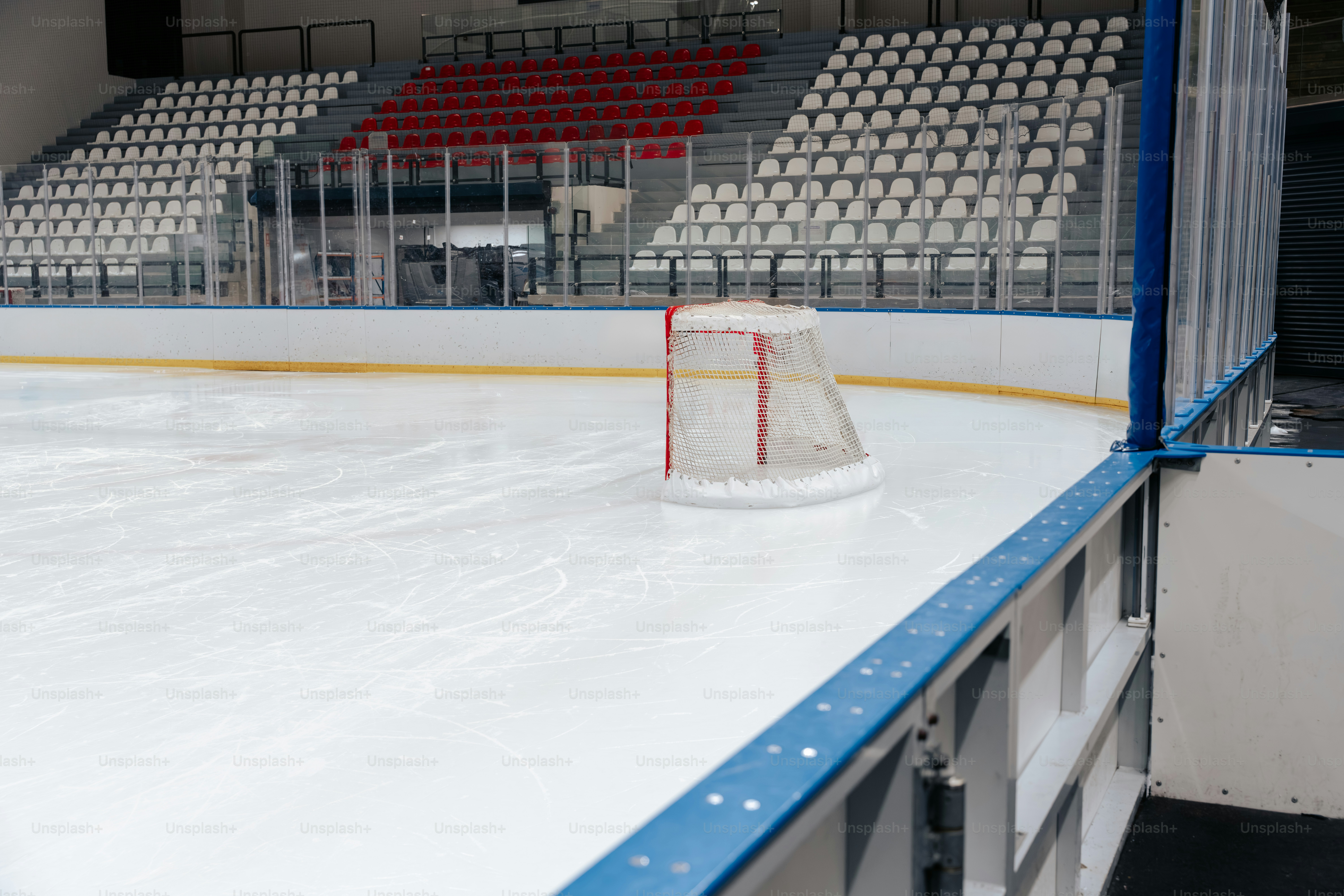 그물이 있는 빈 아이스하키 링크