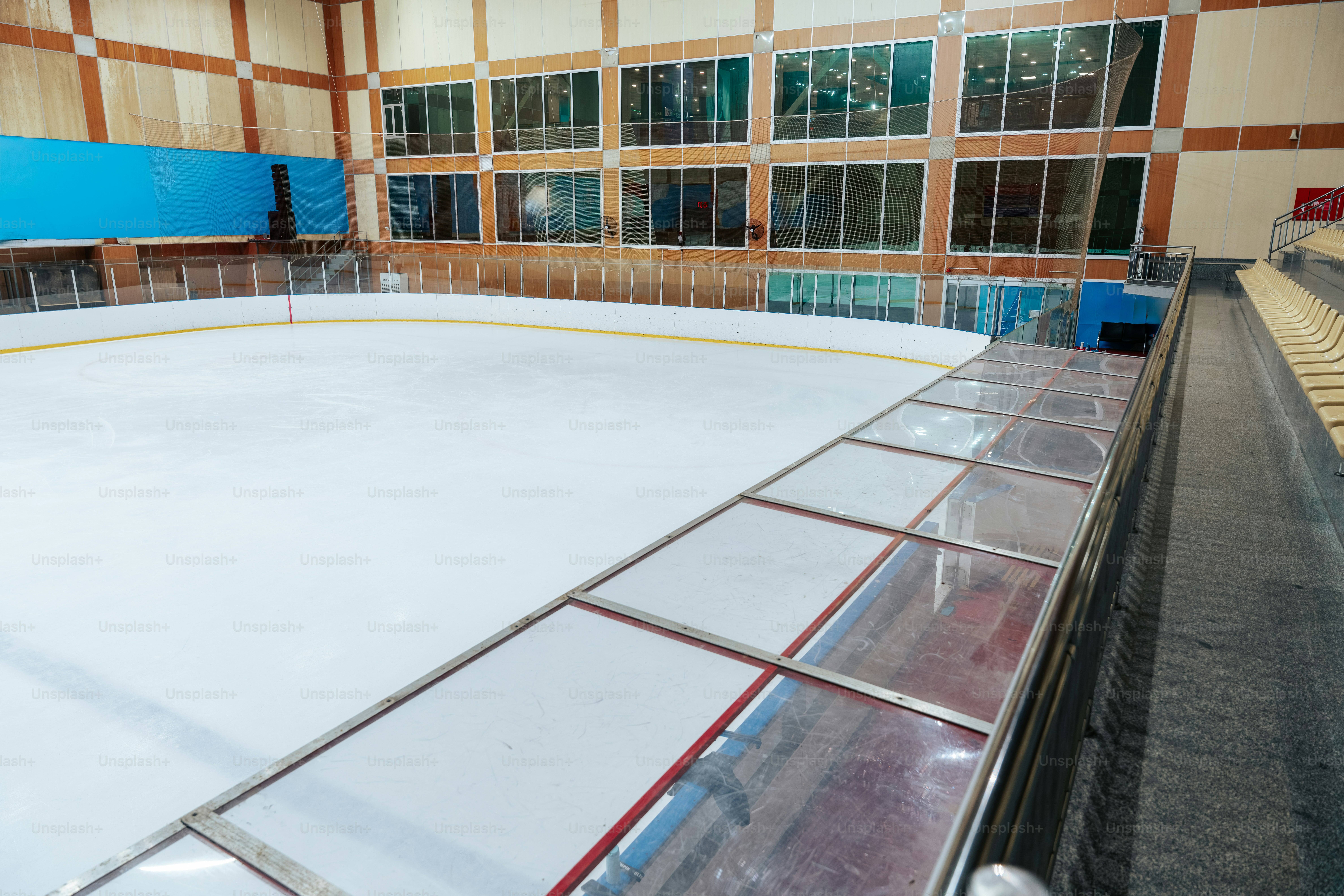 빈 아이스하키 링크와 좌석 공간