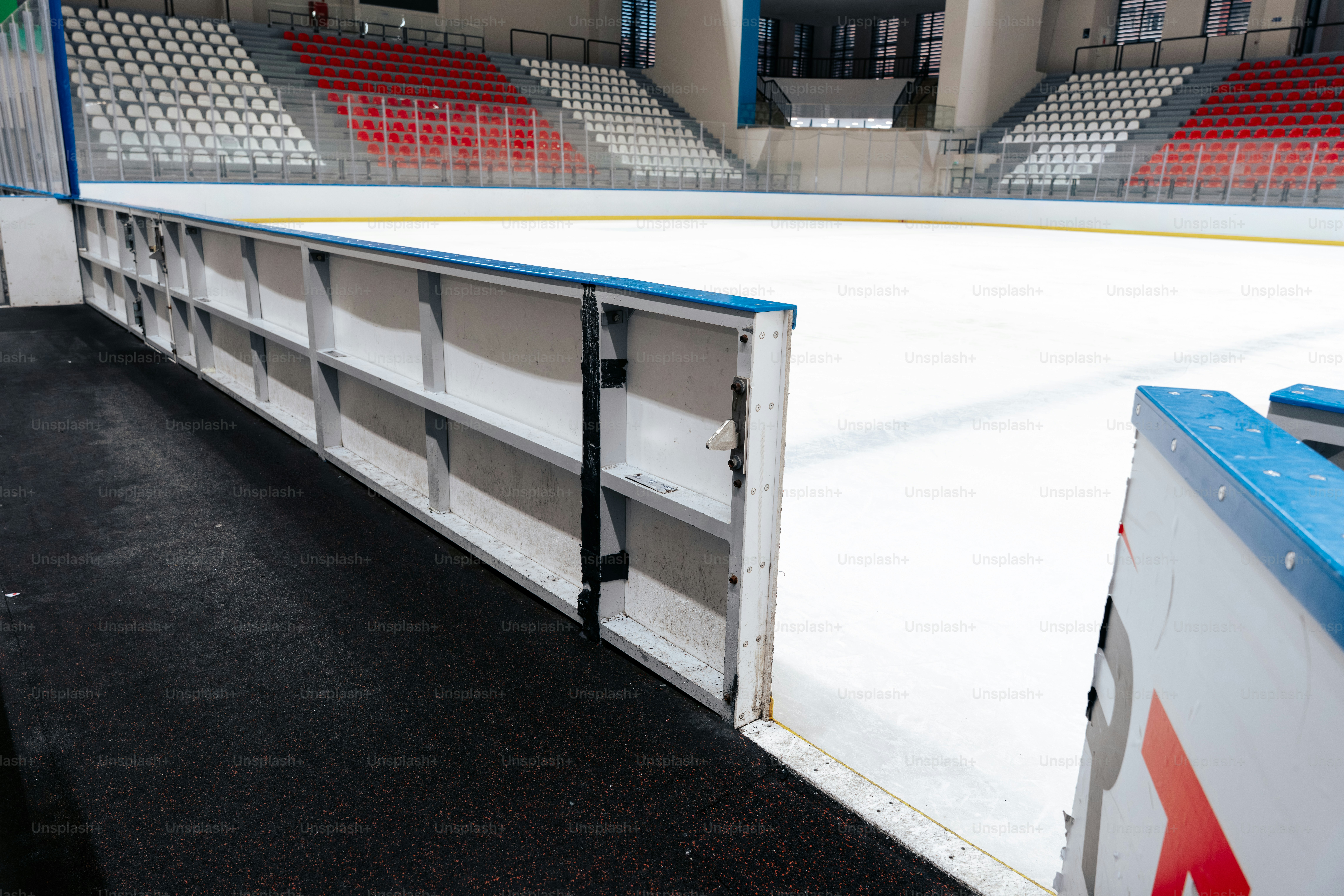 빈 좌석에 텅 빈 아이스하키 링크