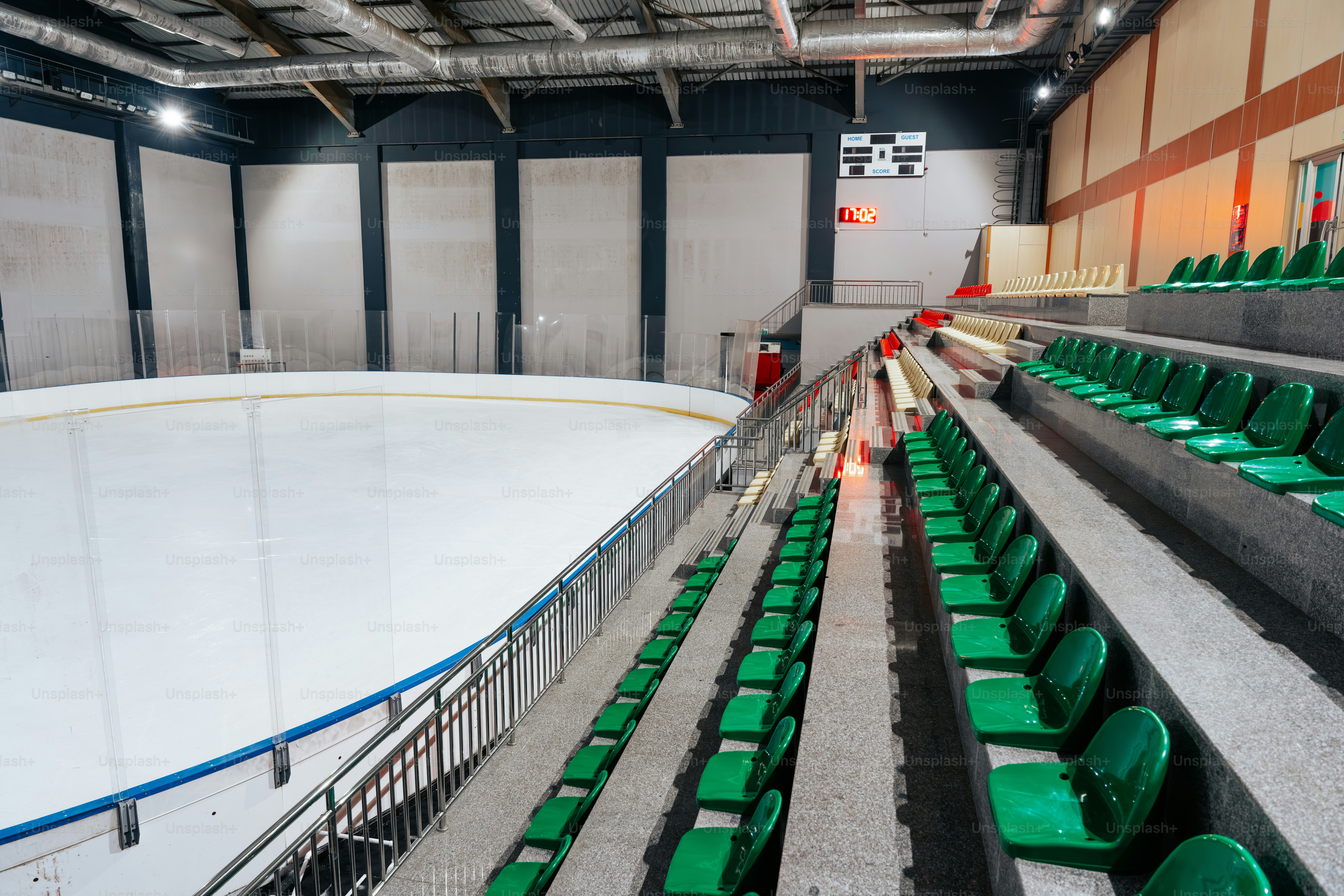 초록색 경기장 좌석이 있는 빈 아이스링크