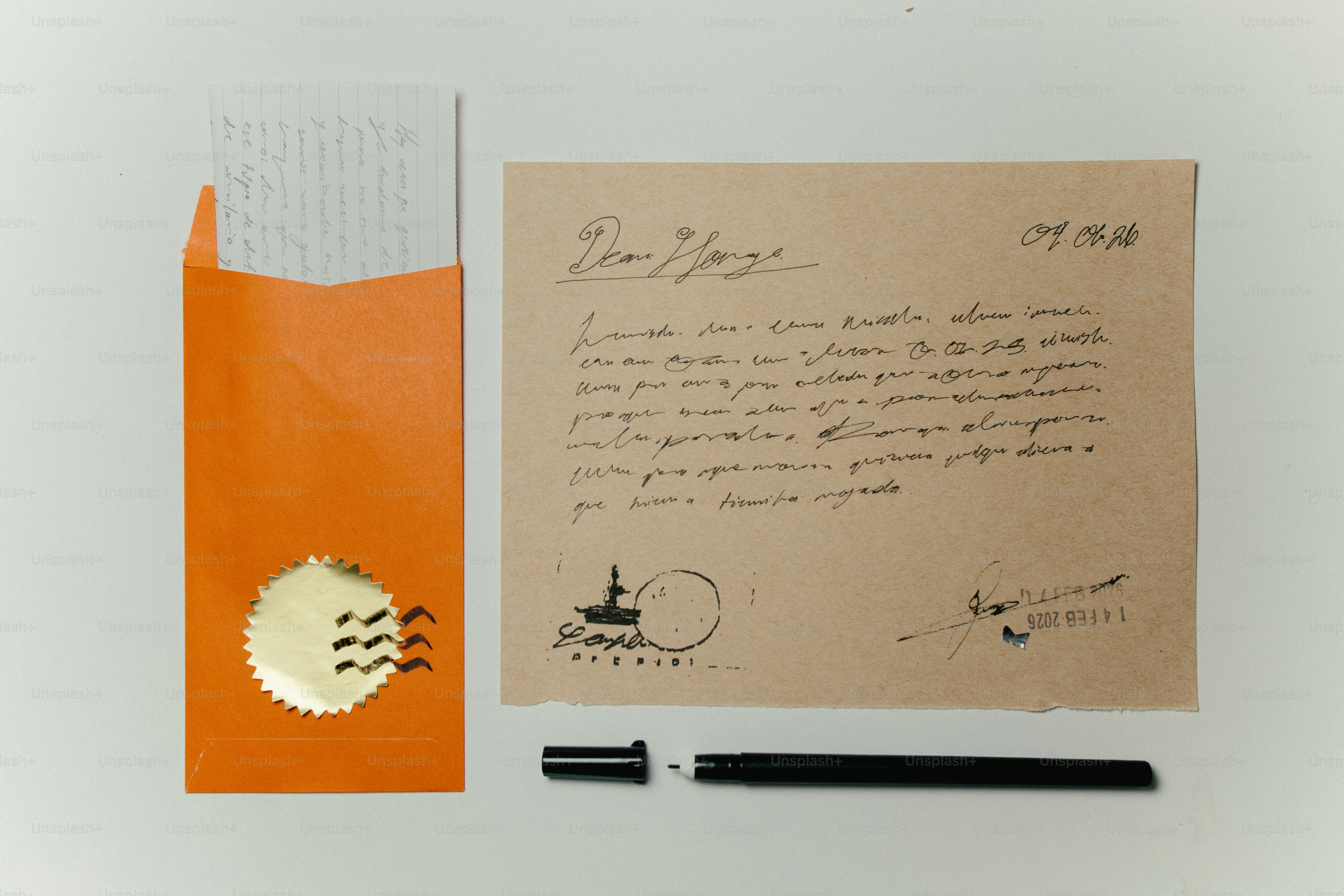 Carta com envelope e caneta sobre superfície branca