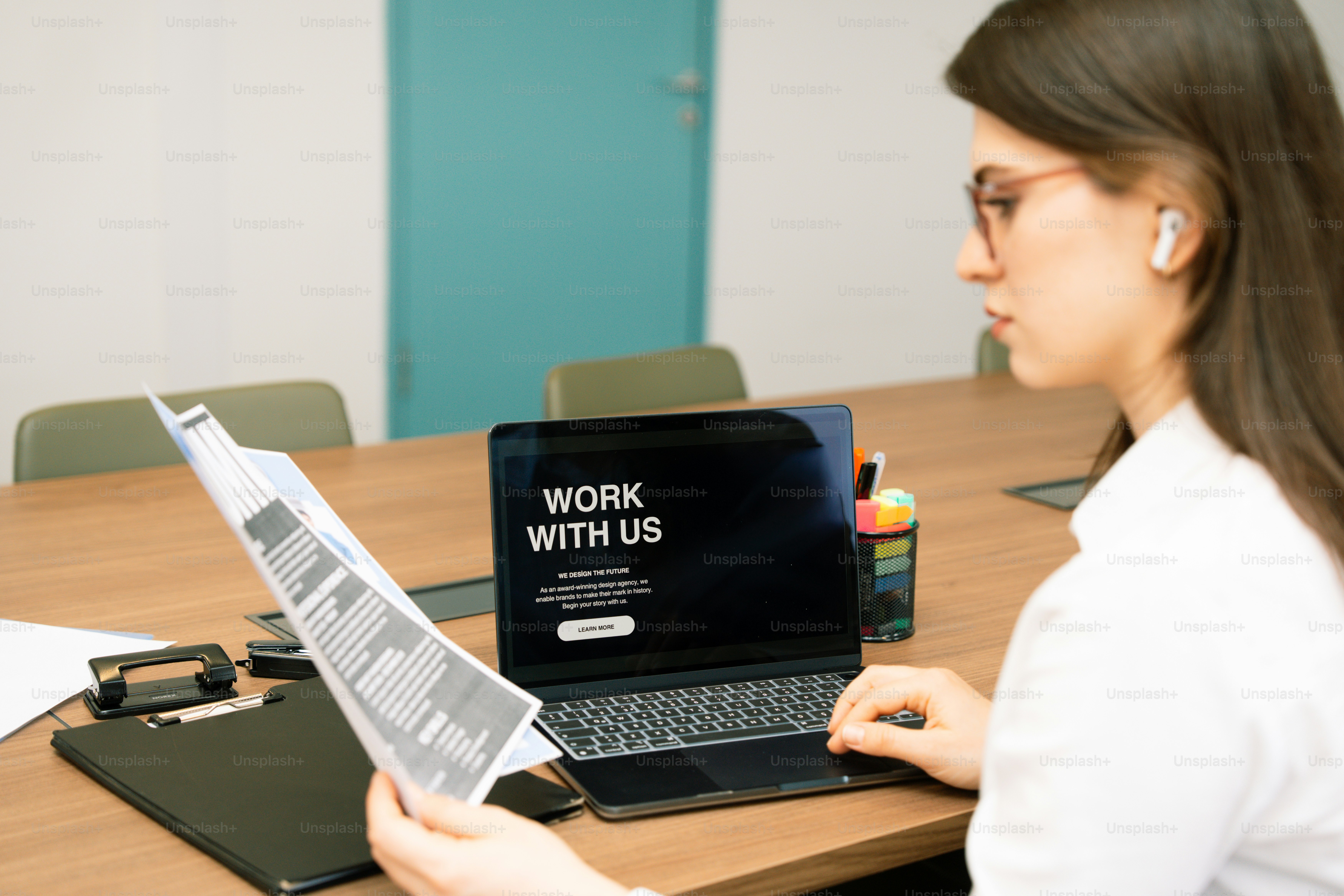 Femme travaillant sur un ordinateur portable avec « travaillez avec nous » à l’écran.