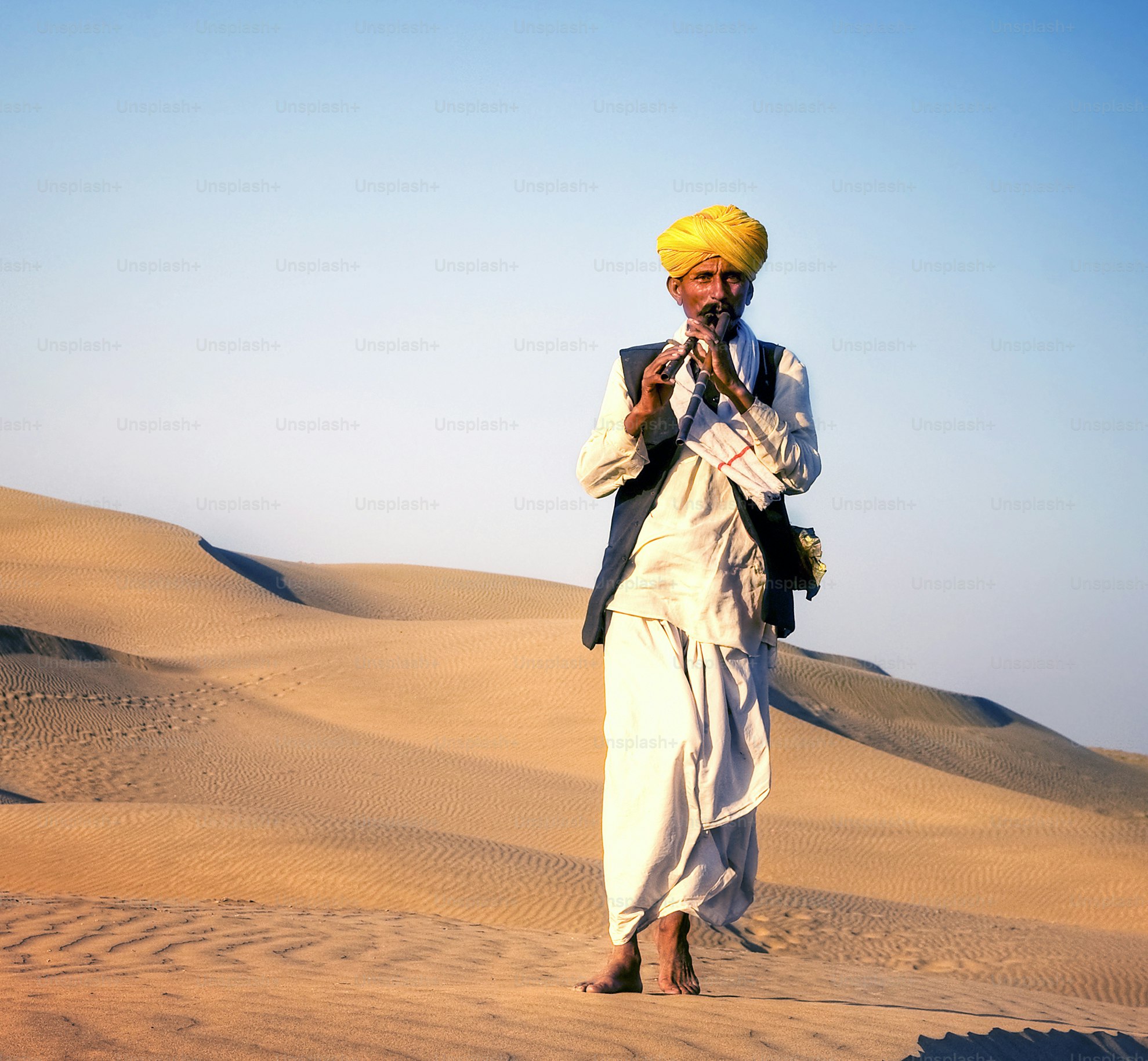 Hombre indio indígena tocando la trompea Concepto del desierto