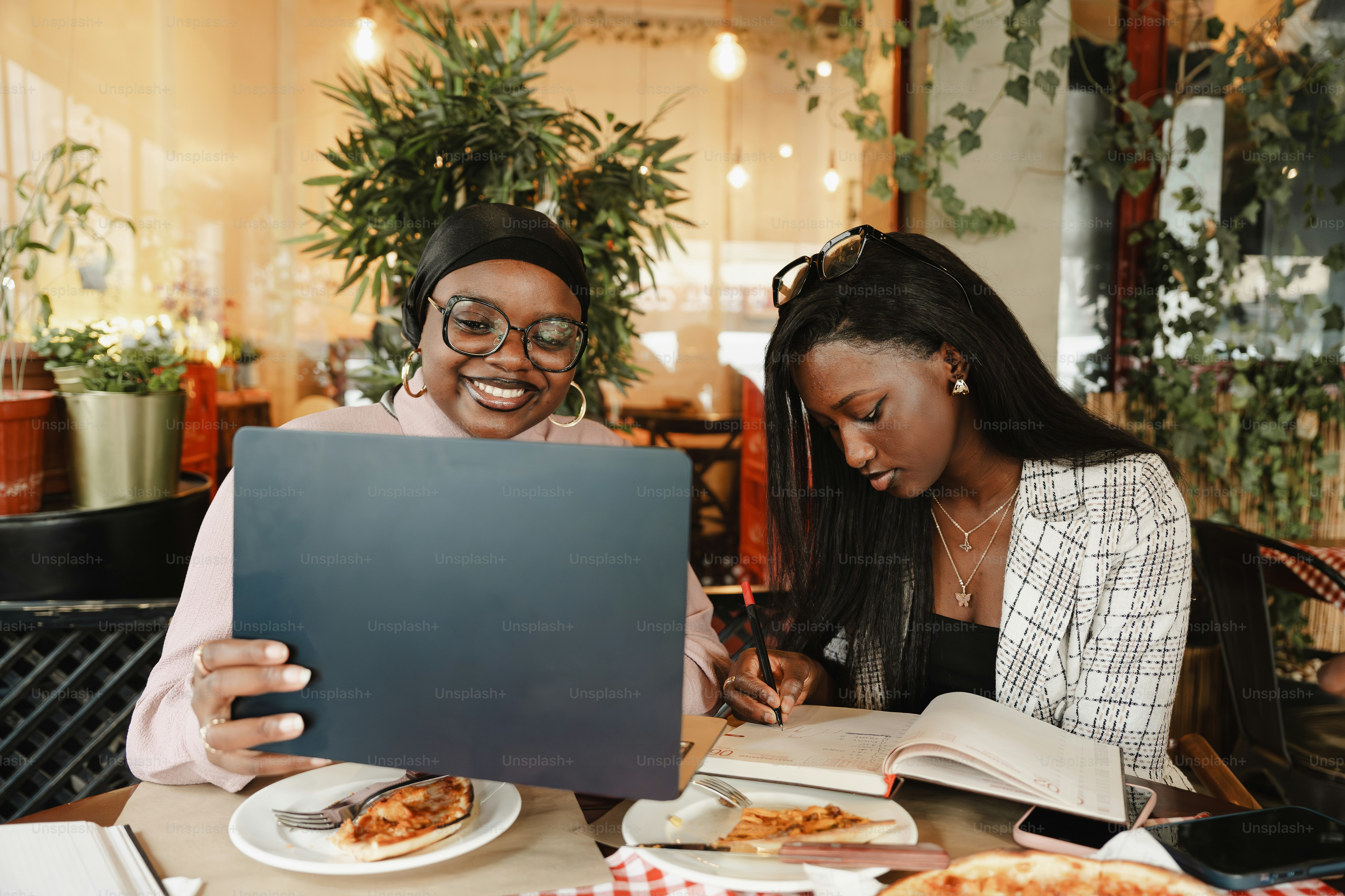 Duas mulheres estudando juntas à mesa