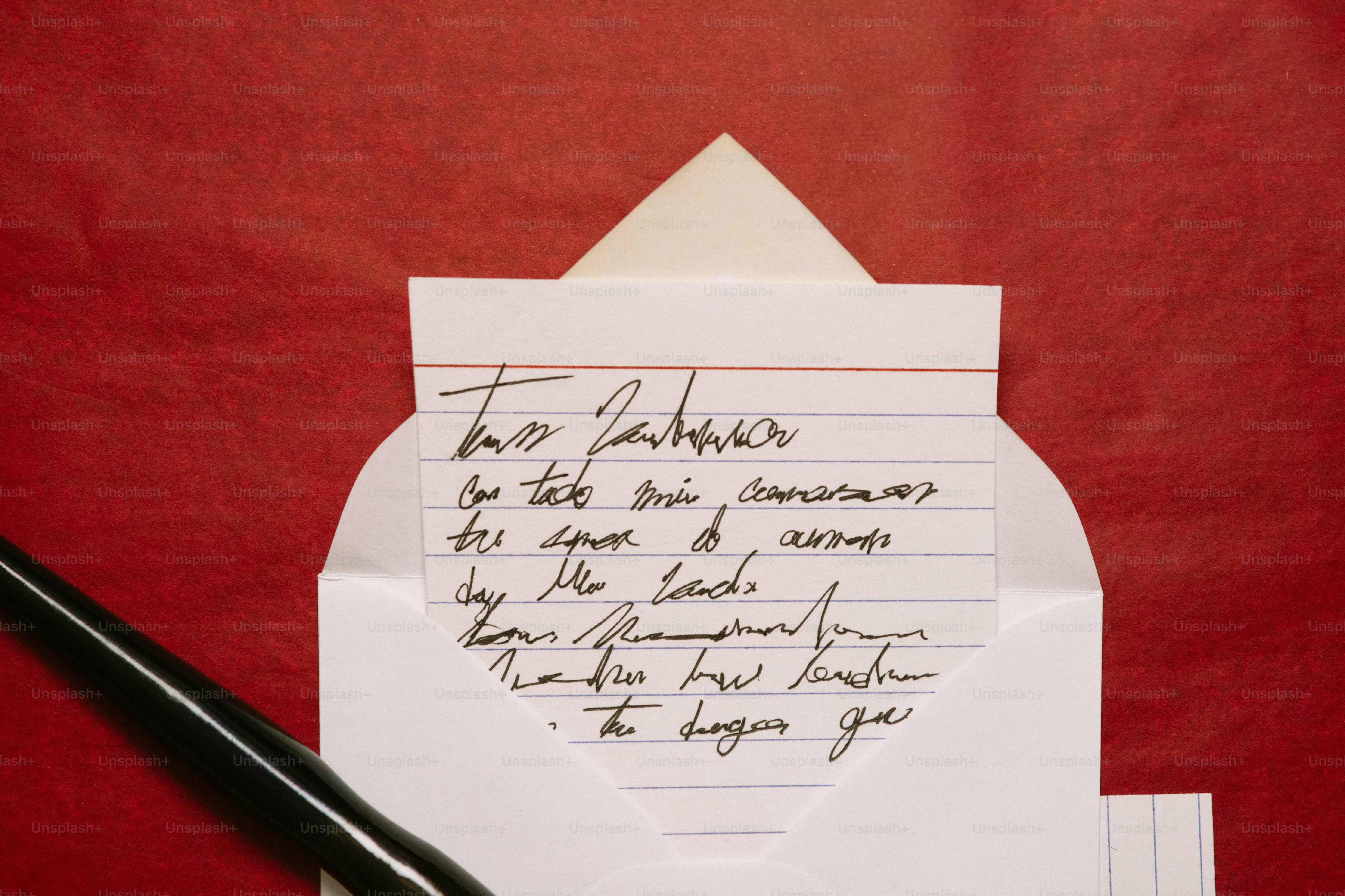 Carta escrita a mano dentro de un sobre con un bolígrafo.