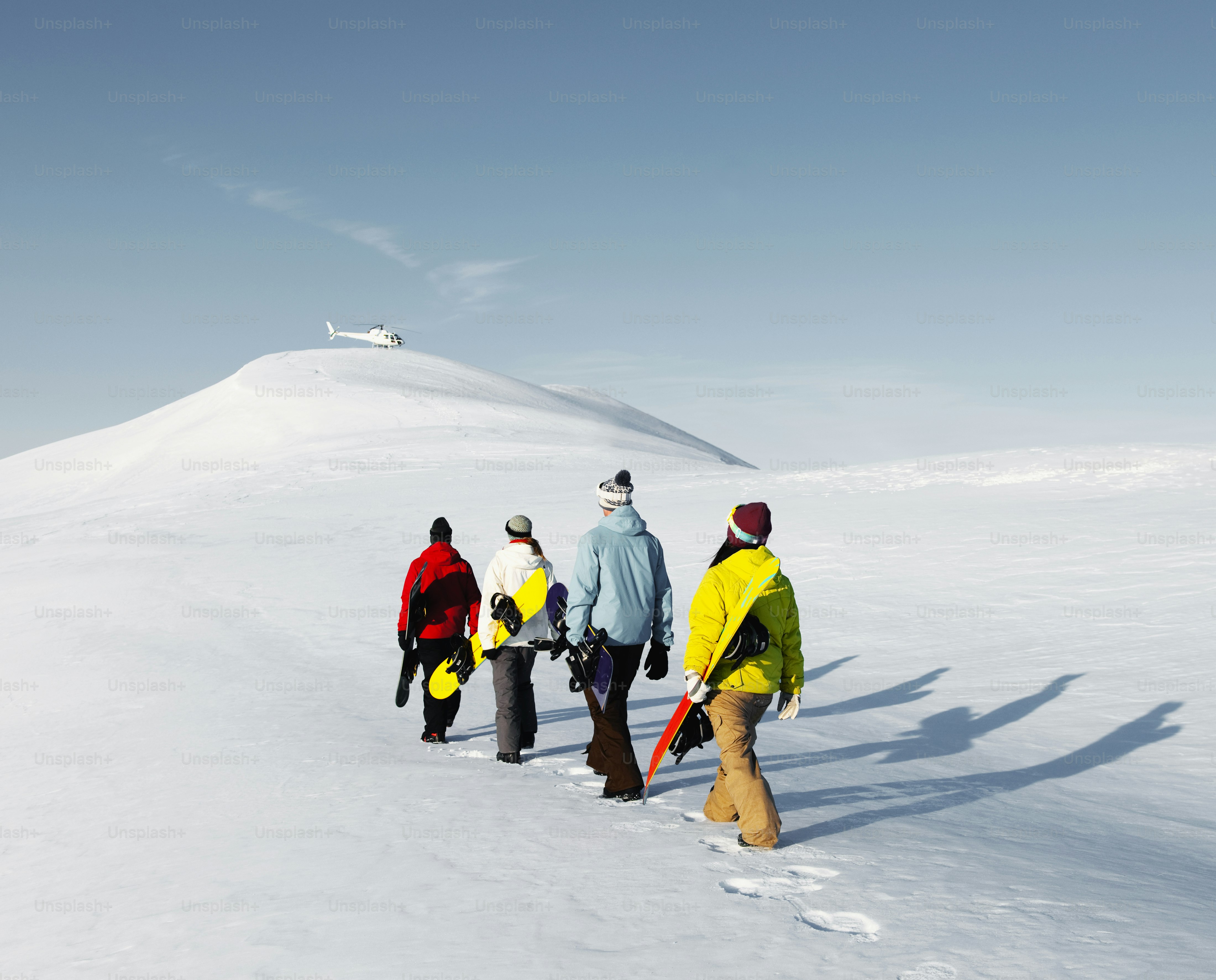 Sekelompok snowboarder menikmati Konsep pagi Musim Dingin yang indah