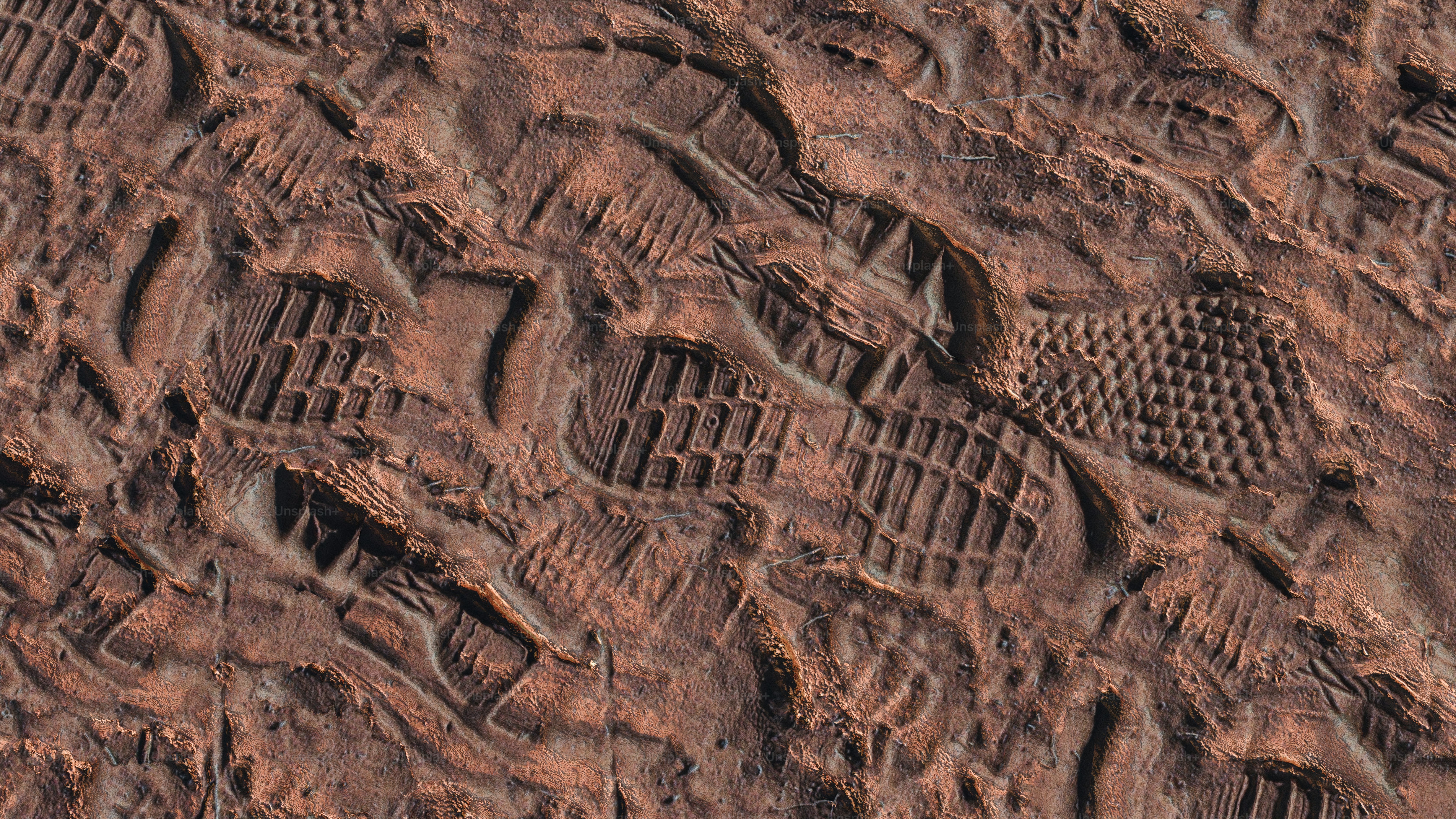 Muitas pegadas de sapato prensadas em terra seca