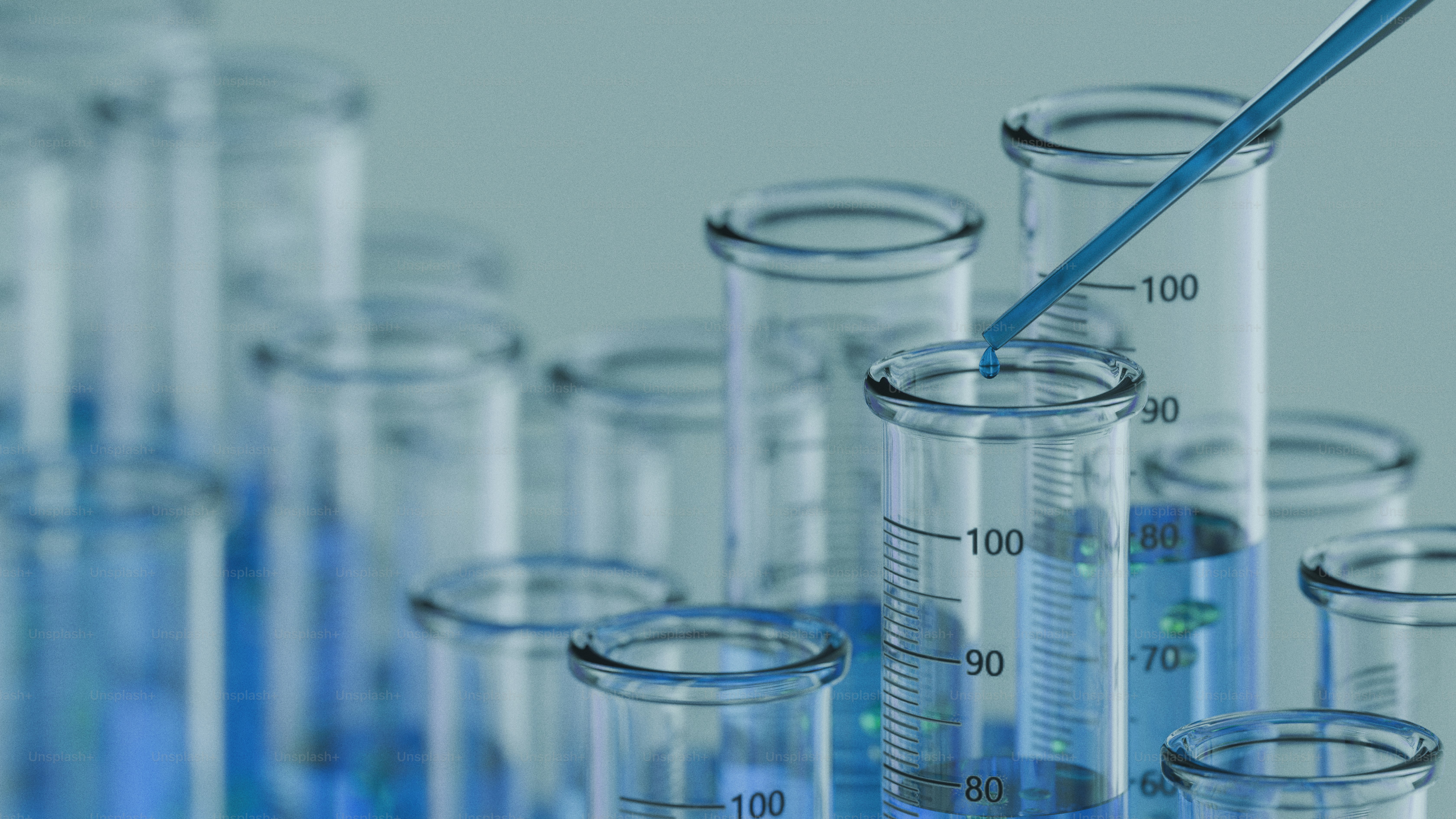 Tubos de ensaio cheios de líquido azul em laboratório.