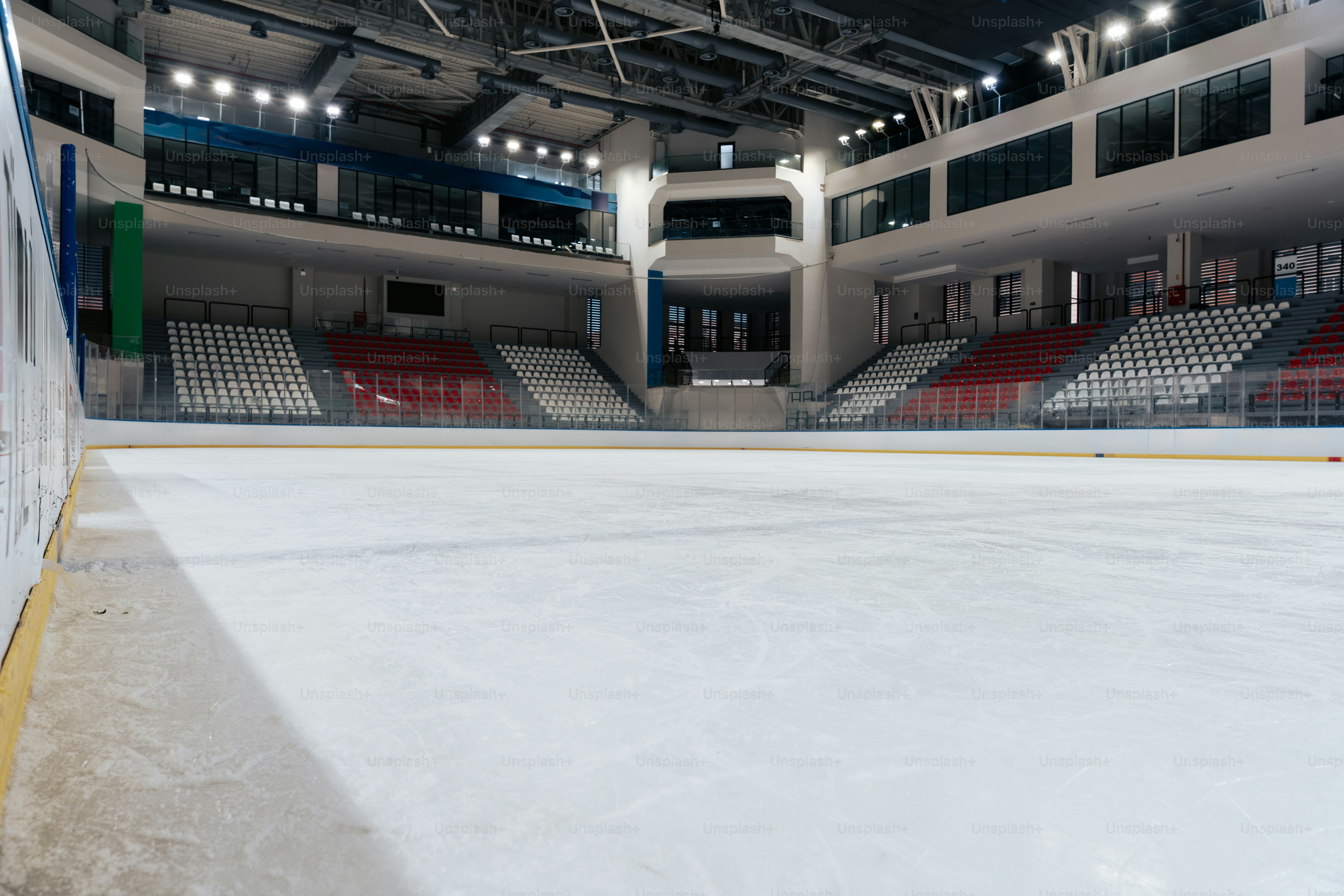 계단식 좌석이 있는 빈 아이스하키 링크