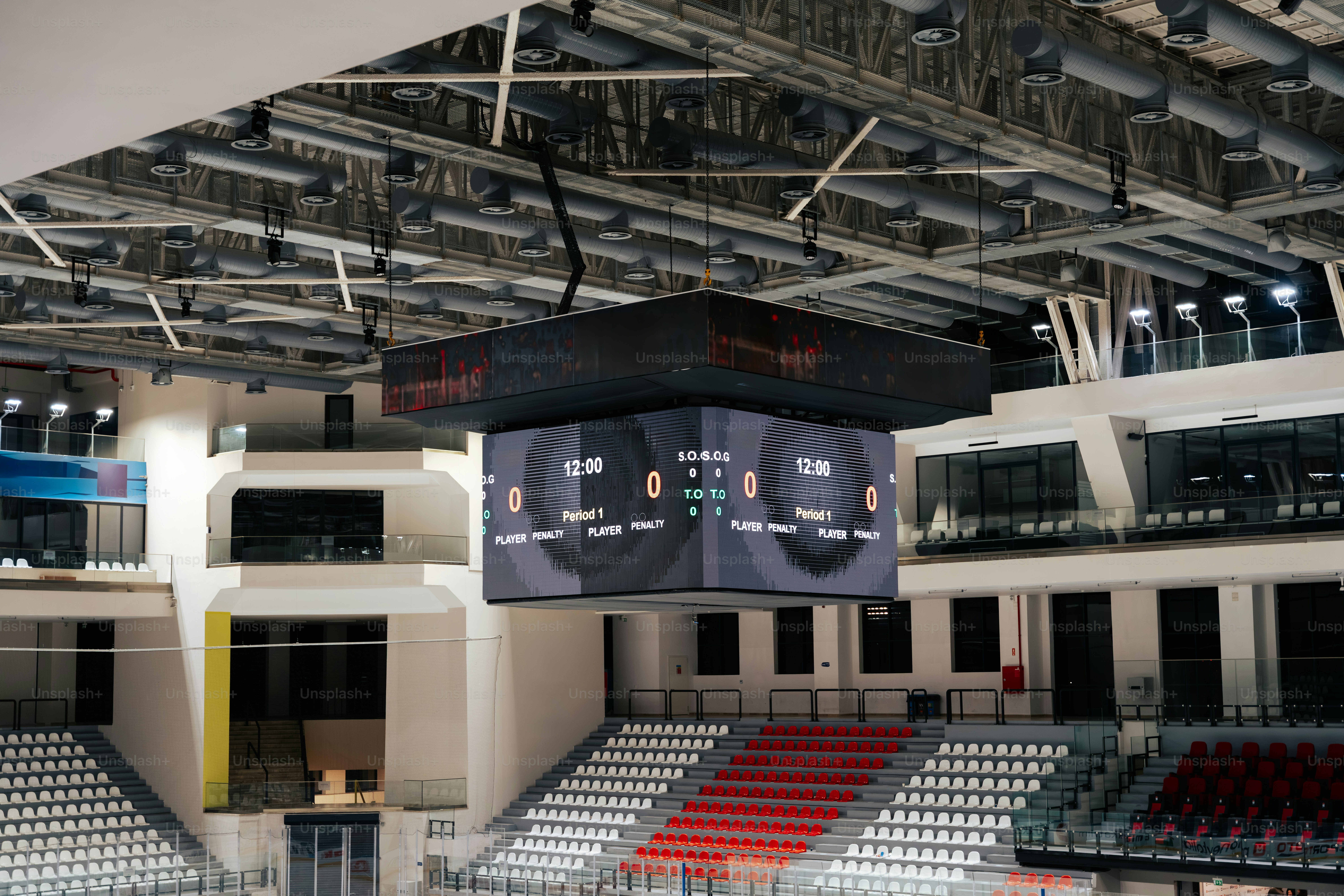 텅 빈 경기장에 걸린 대형 전광판.