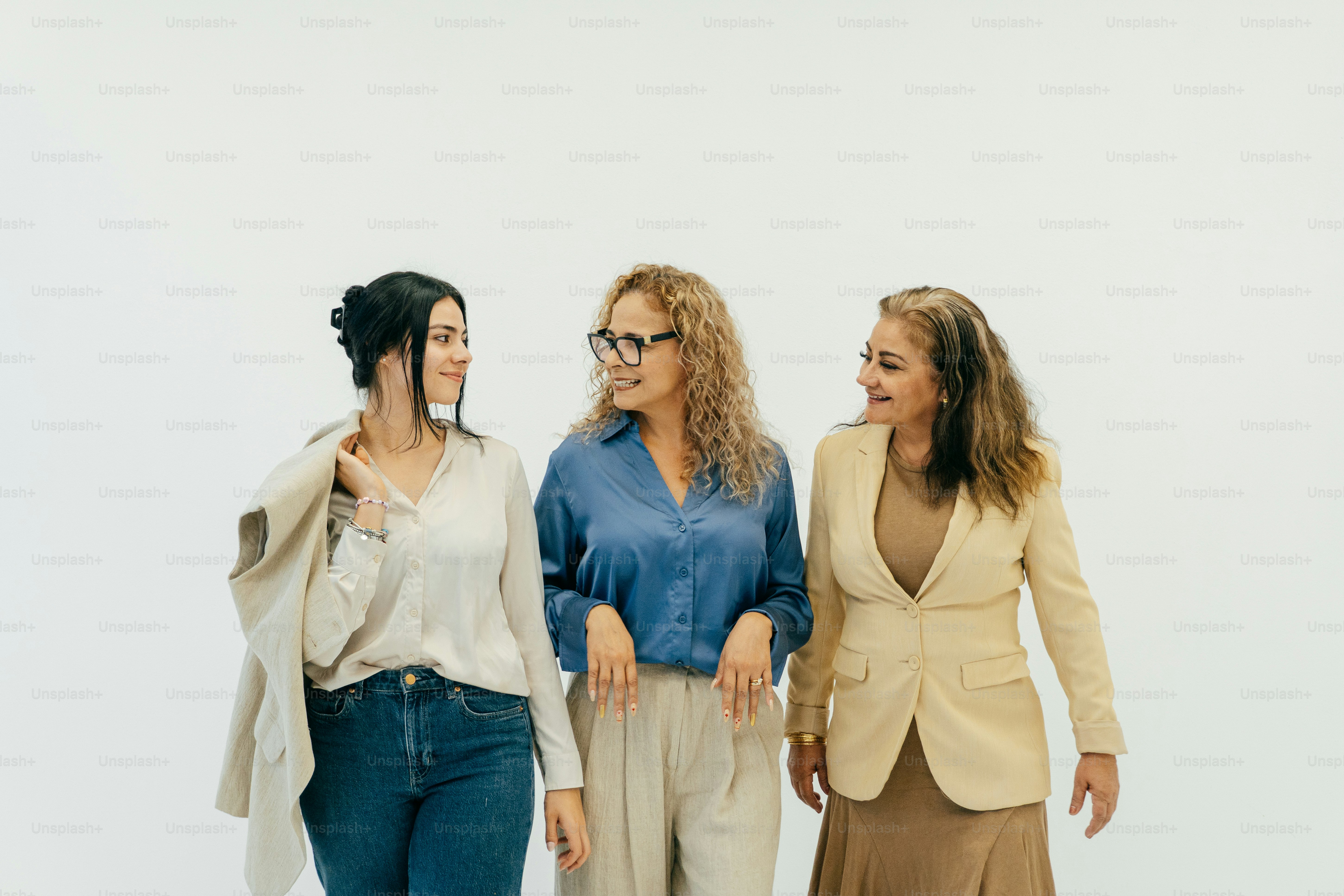 Trois femmes marchant et parlant ensemble